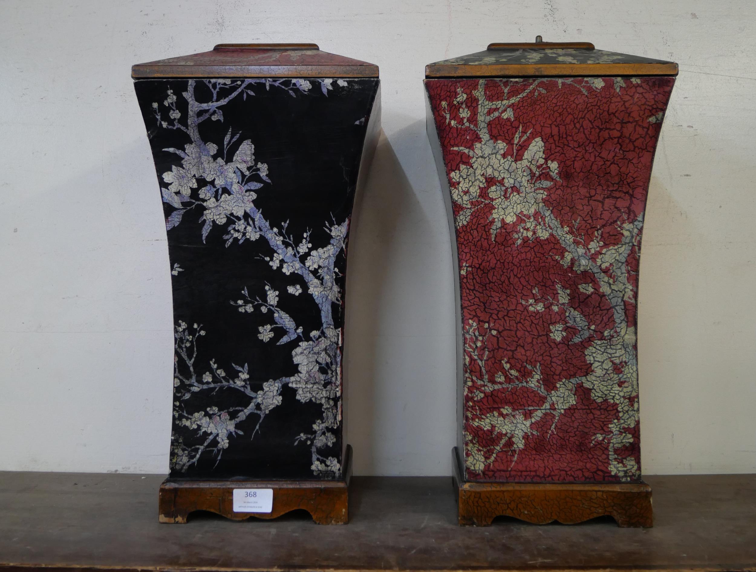 A pair of black and red lacquered chronoiserie lidded pots - Image 3 of 3