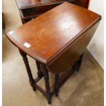 A small early 20th Century oak gateleg table