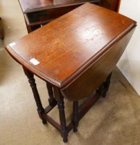 A small early 20th Century oak gateleg table