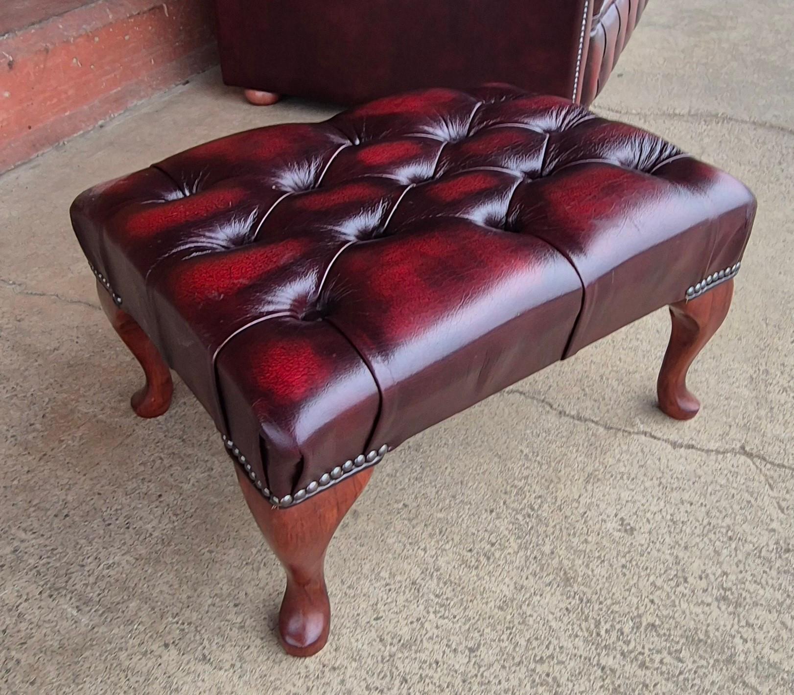 An oxblood red leather Chesterfield three piece lounge suite, comprising, settee, club chair and - Image 4 of 4