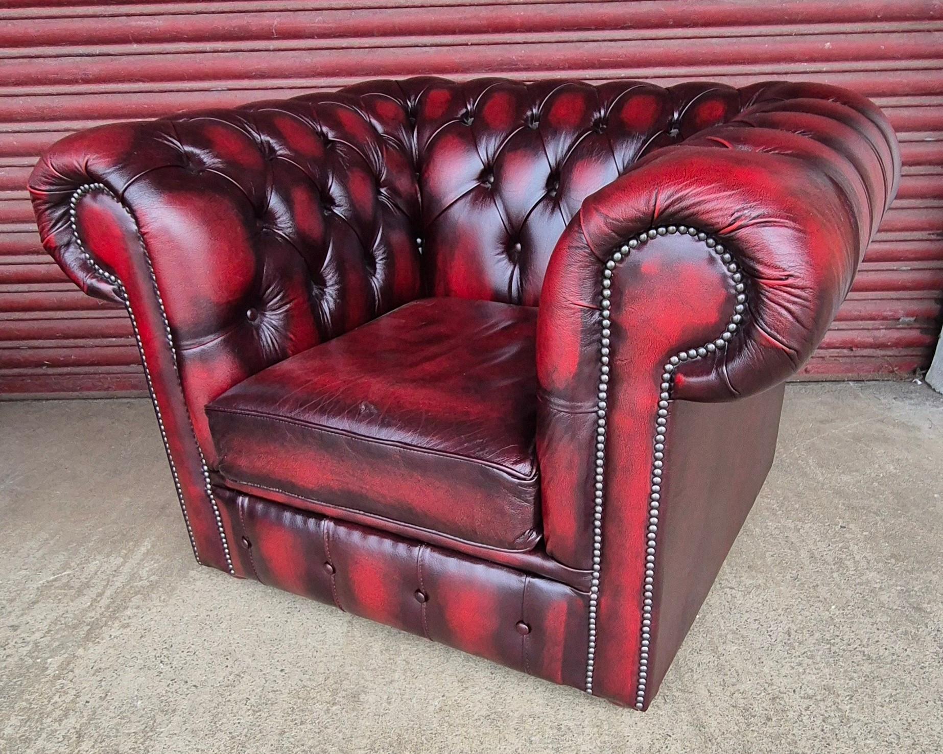 An oxblood red leather Chesterfield three piece lounge suite, comprising, settee, club chair and - Image 3 of 4