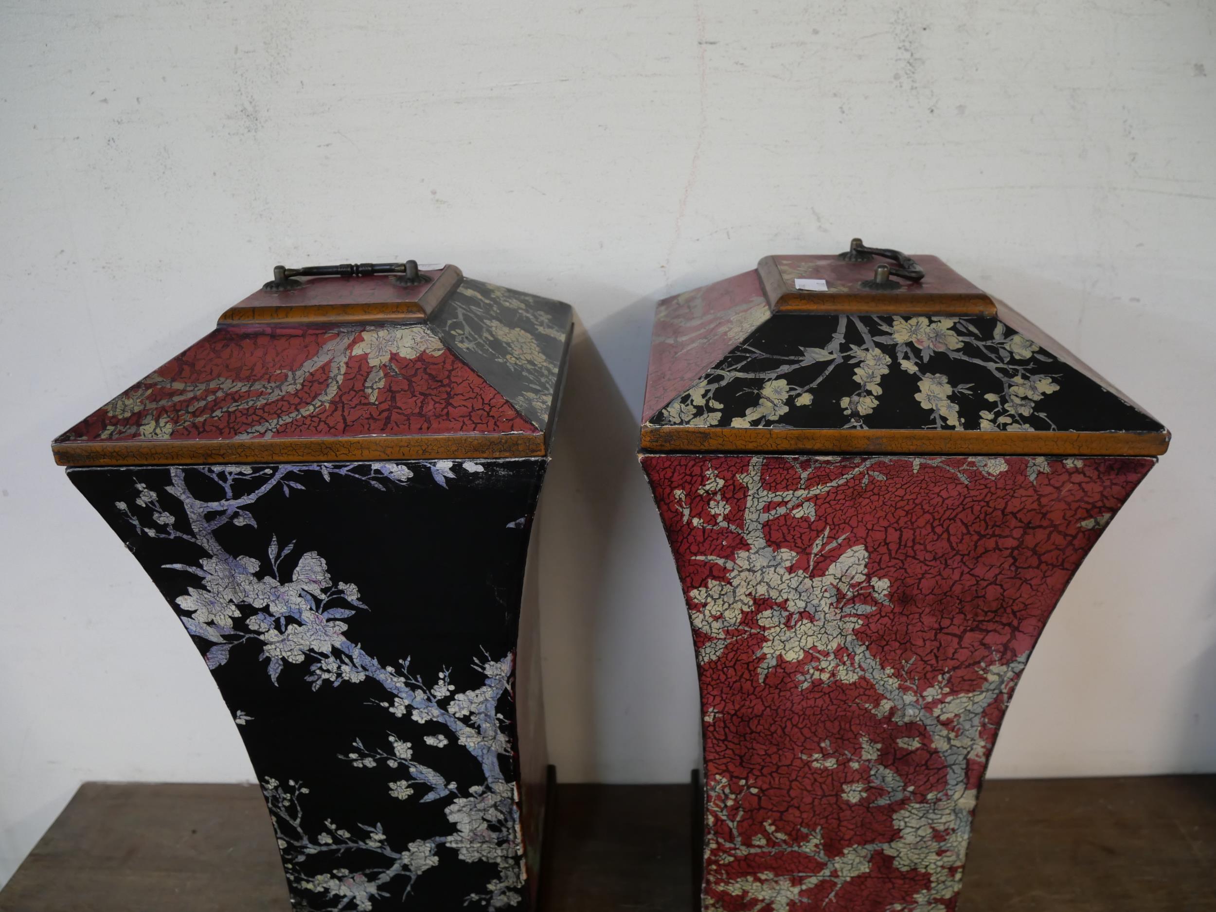 A pair of black and red lacquered chronoiserie lidded pots - Image 2 of 3