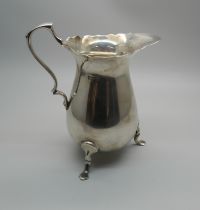 A Georgian style silver cream jug, Chester 1923, 127g