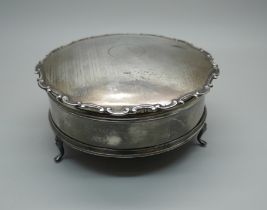 A circular silver jewellery box, Birmingham 1949, total weight 157g, diameter 10.5cm