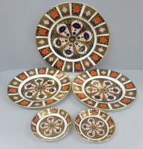 A Royal Crown Derby 1128 pattern dinner plate, second, two side plates and two pin dishes