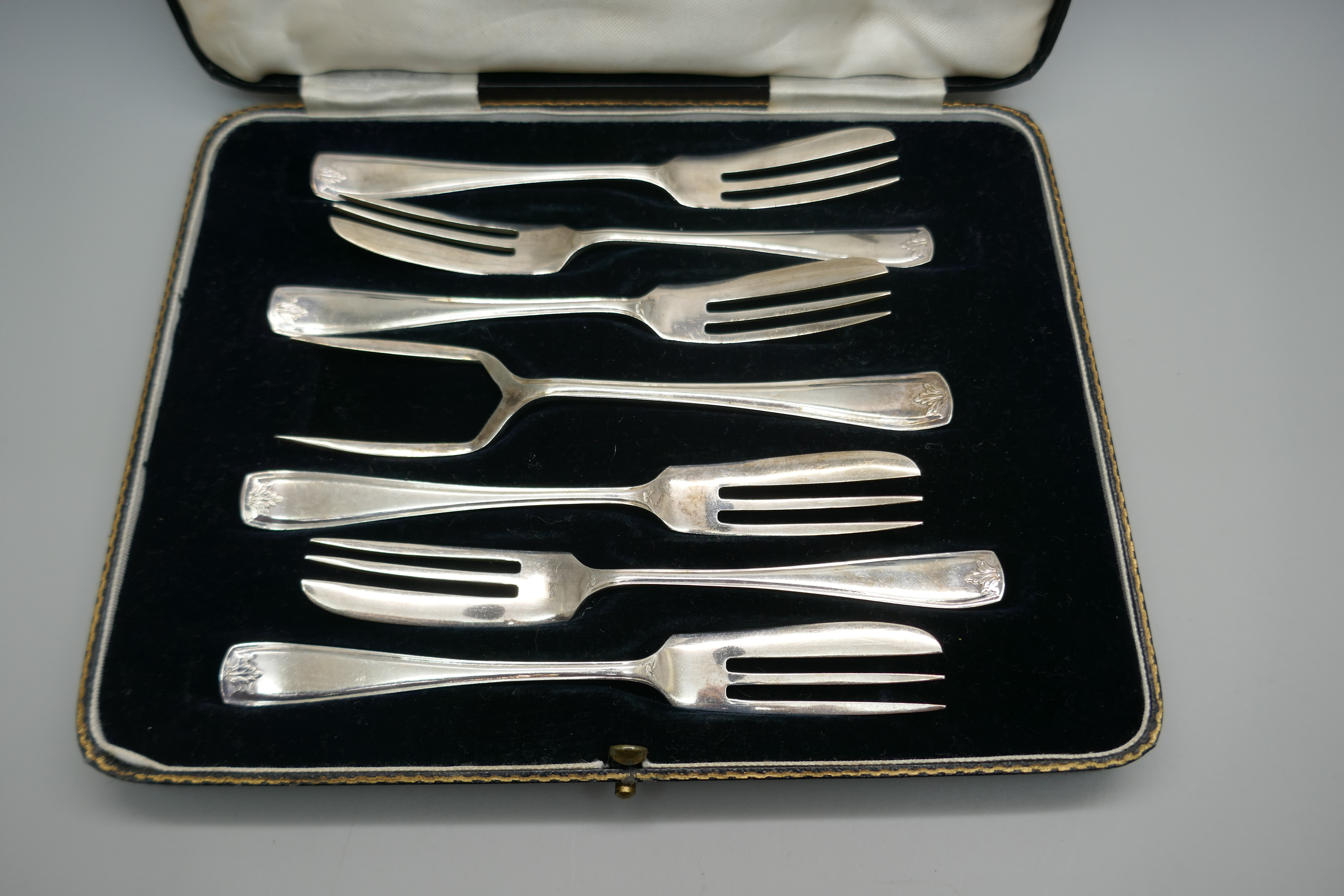 A set of silver cake forks, Sheffield 1933, 130g, boxed - Image 2 of 3