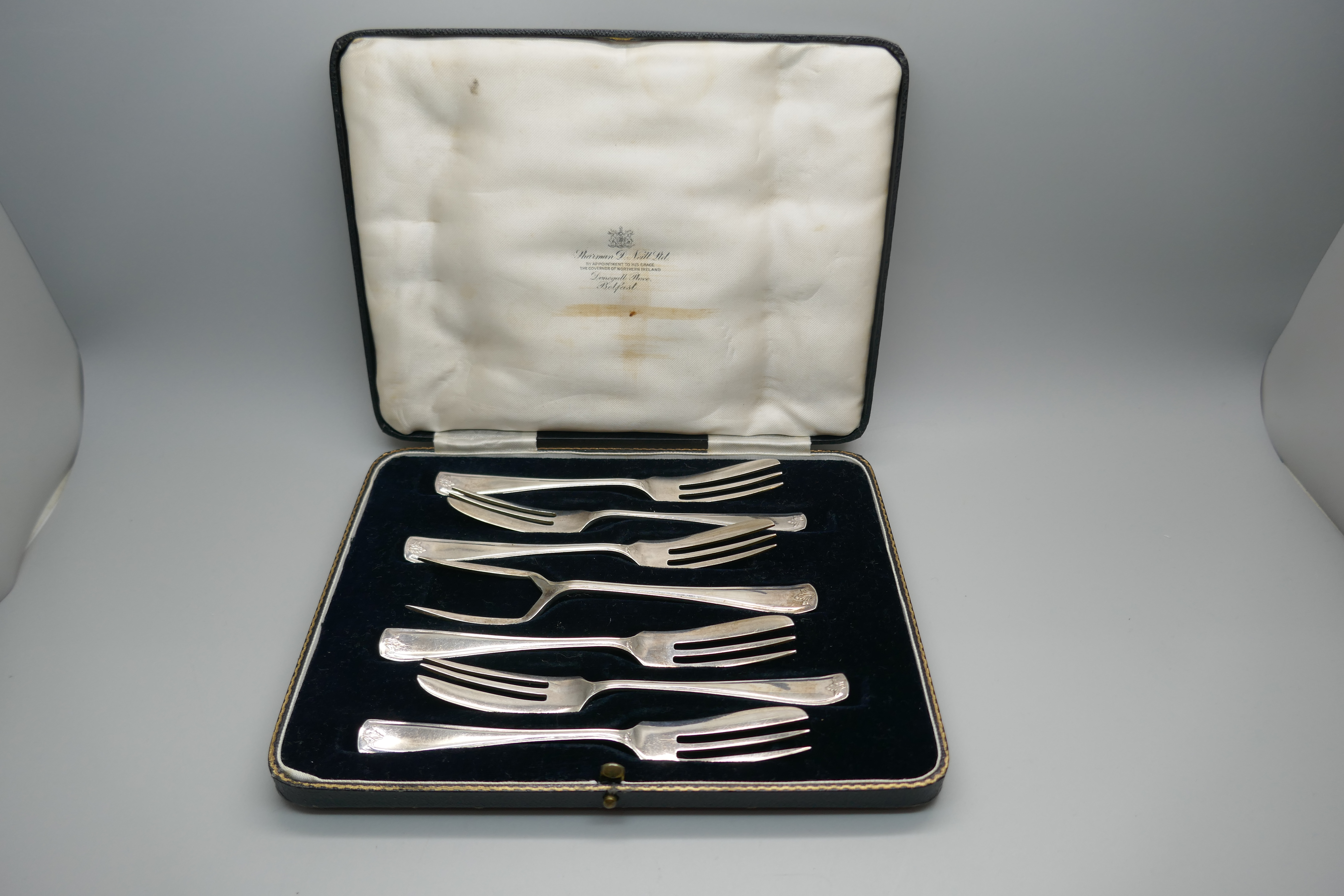 A set of silver cake forks, Sheffield 1933, 130g, boxed