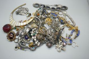 A collection of vintage jewellery including sterling silver and low grade silver