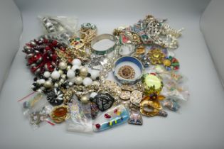 Costume jewellery including silver