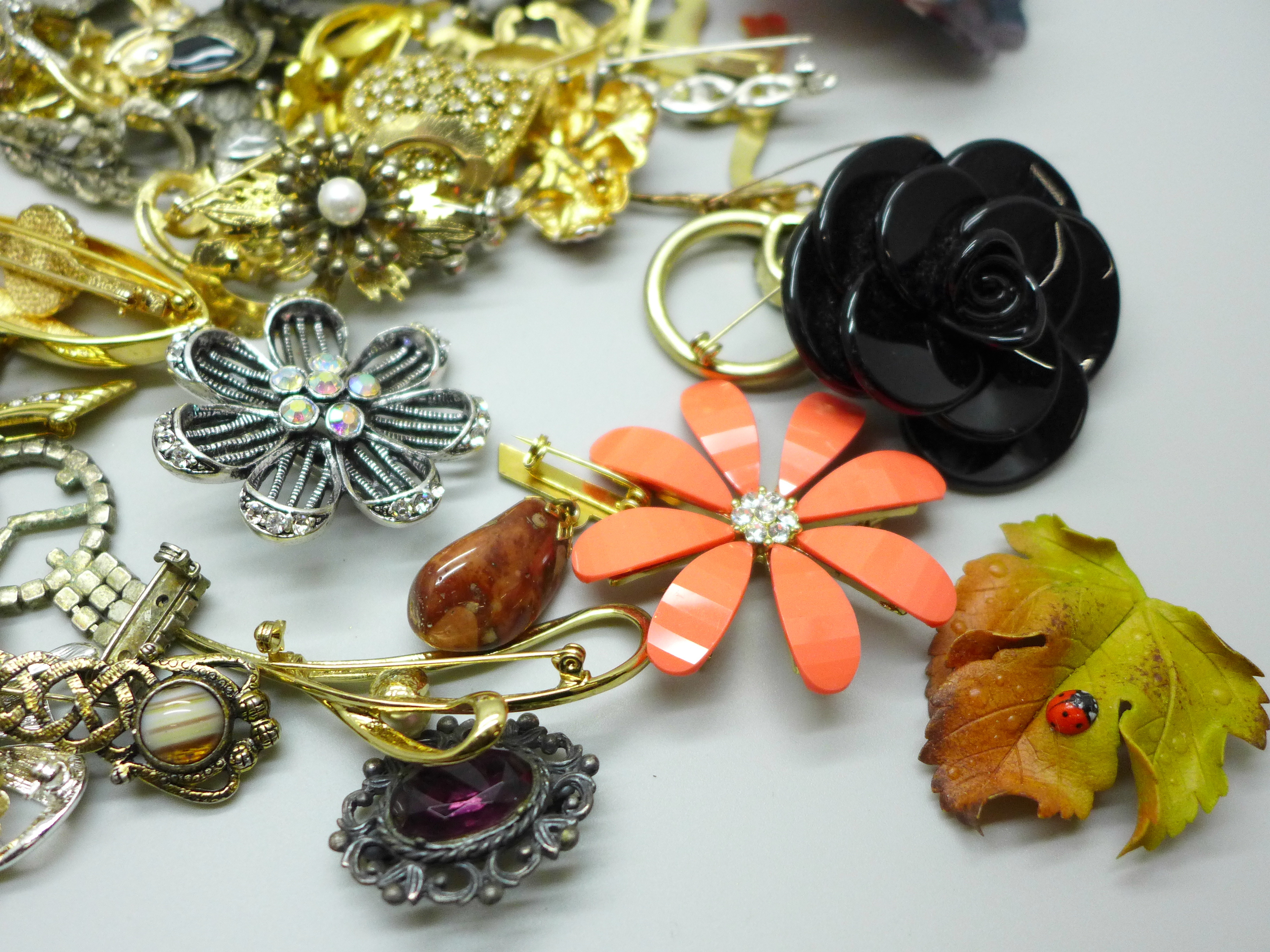 One hundred costume brooches - Image 4 of 5