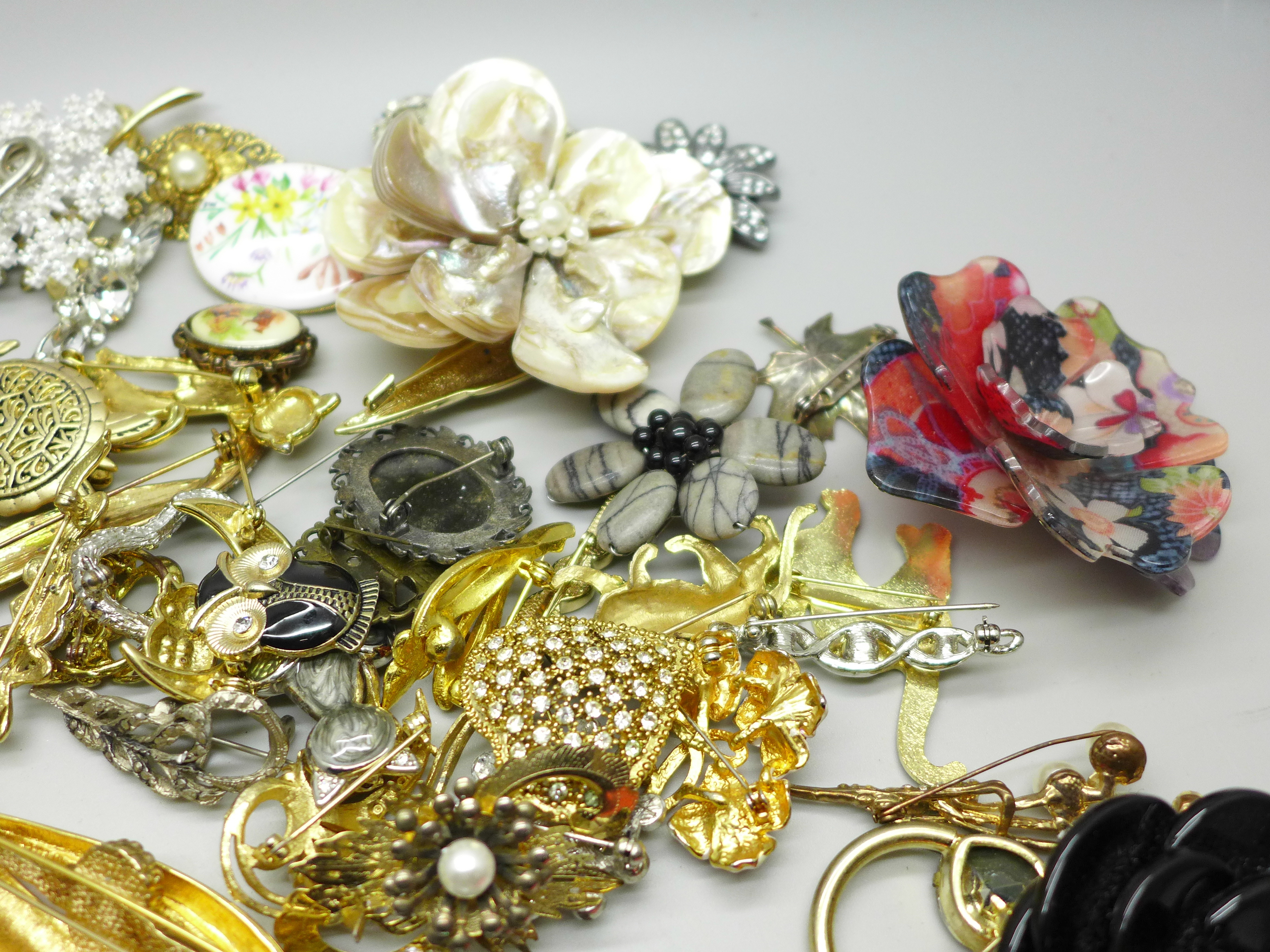 One hundred costume brooches - Image 5 of 5