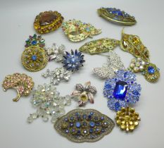 Nineteen brooches including Czech