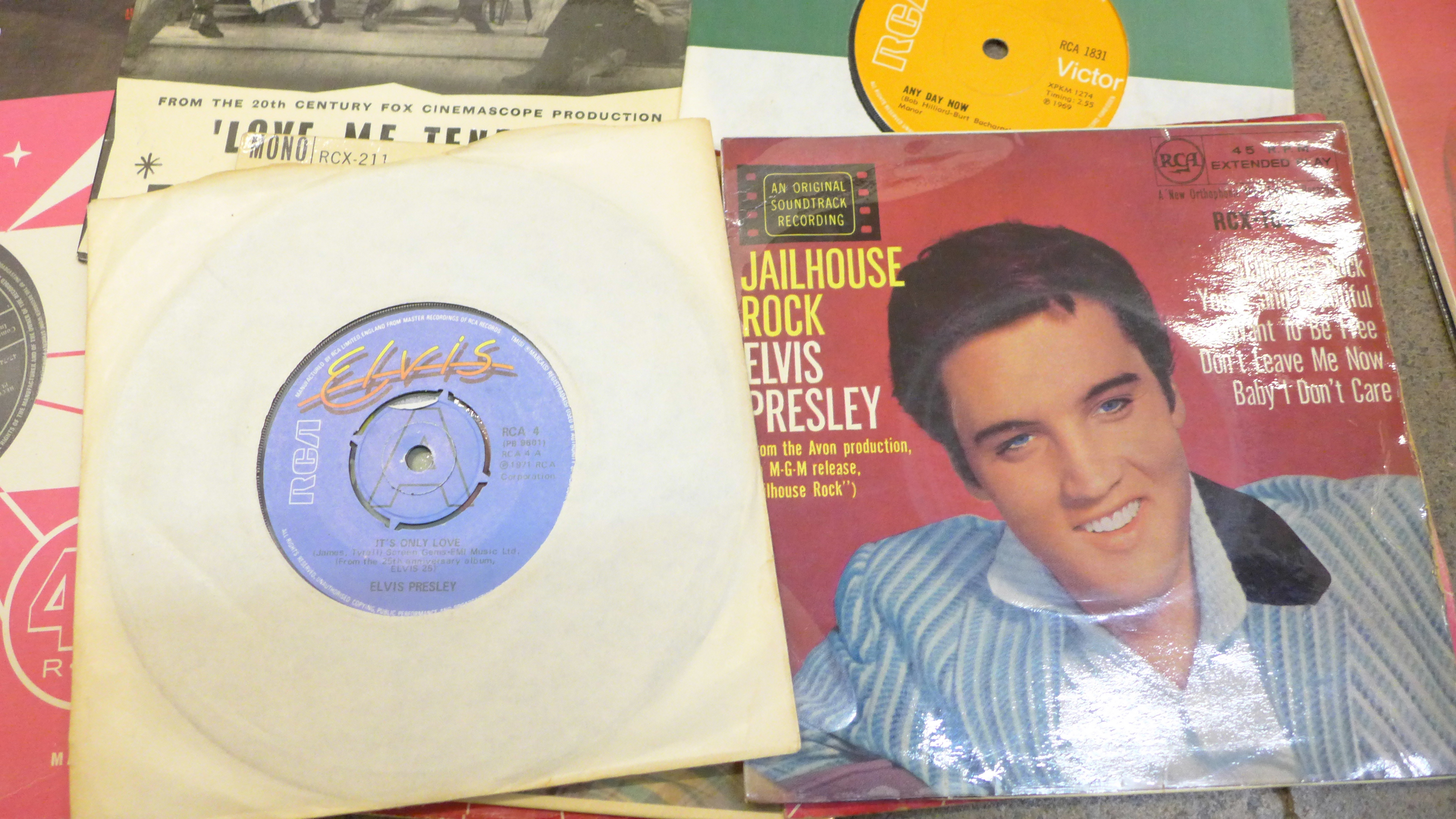 Elvis Presley 7" singles and ten LP records - Bild 2 aus 3