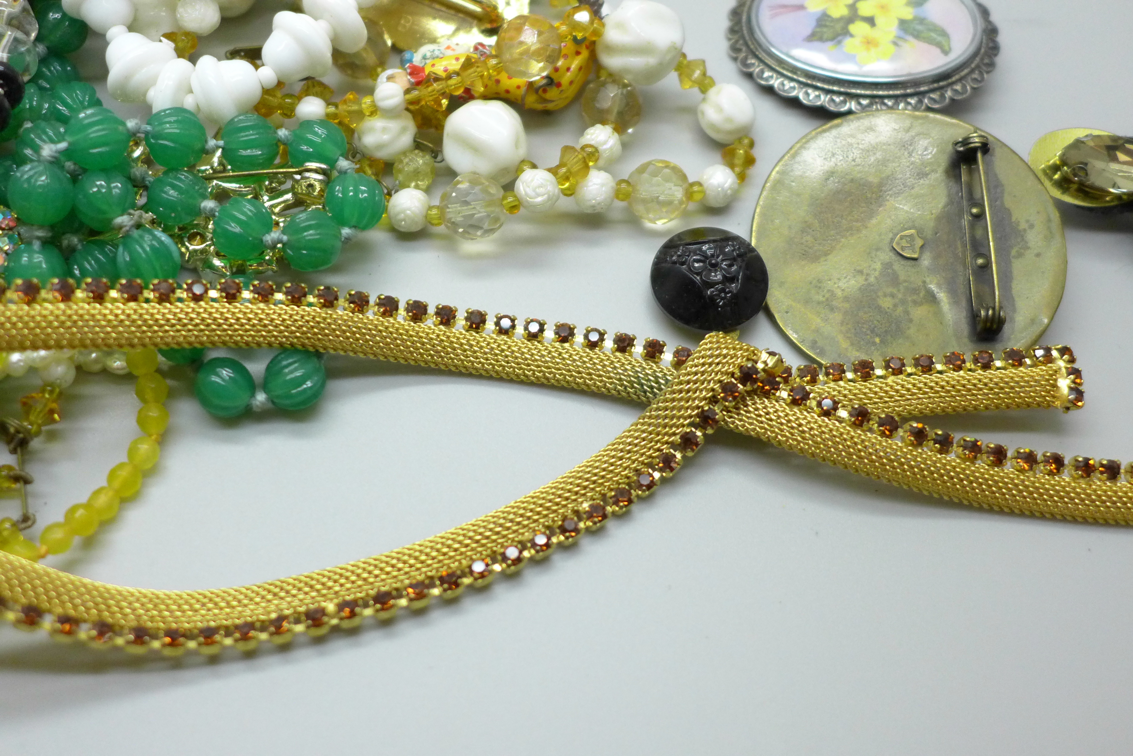 A collection of costume jewellery including brooches, bead necklaces, seed pearls and earrings - Image 3 of 3
