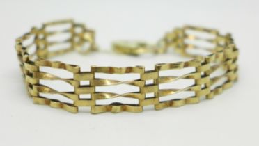 A 9ct gold gate bracelet, 9.1g