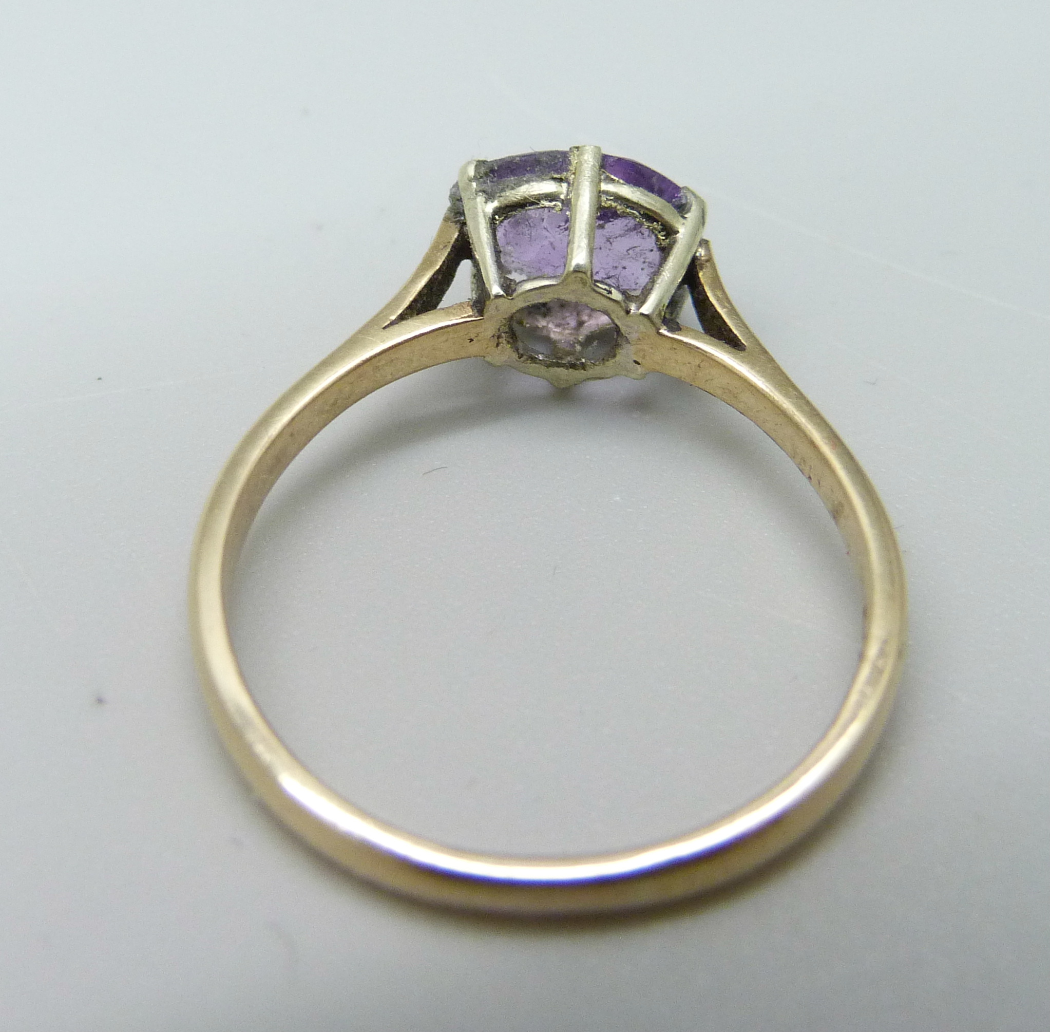 A 9ct gold amethyst solitaire ring, 1.9g, P, a/f - Image 3 of 3