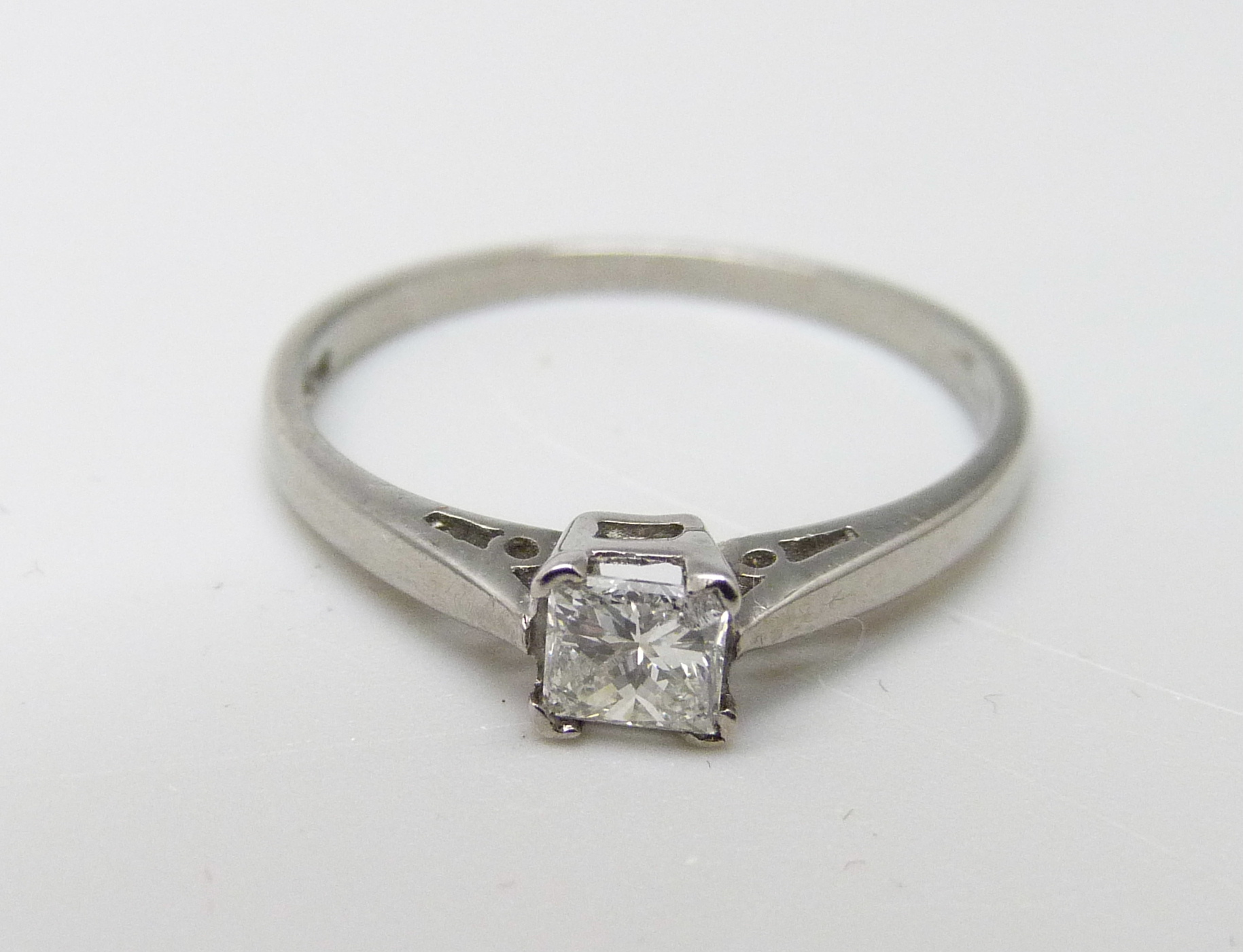 An 18ct white gold and diamond ring, 0.25ct princess cut diamond, 1.8g, L