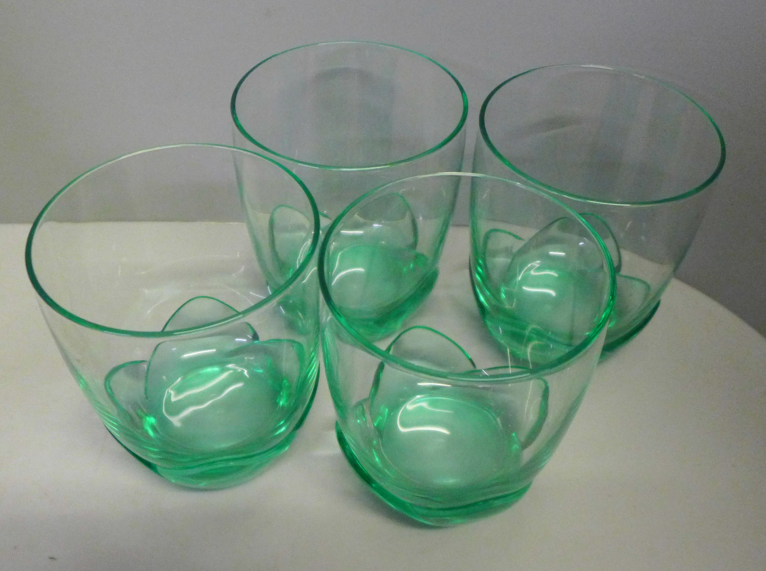 A box of mixed Studio glass, Art Deco style green and black glass cocktail glasses, vases, etc. (15) - Bild 3 aus 9