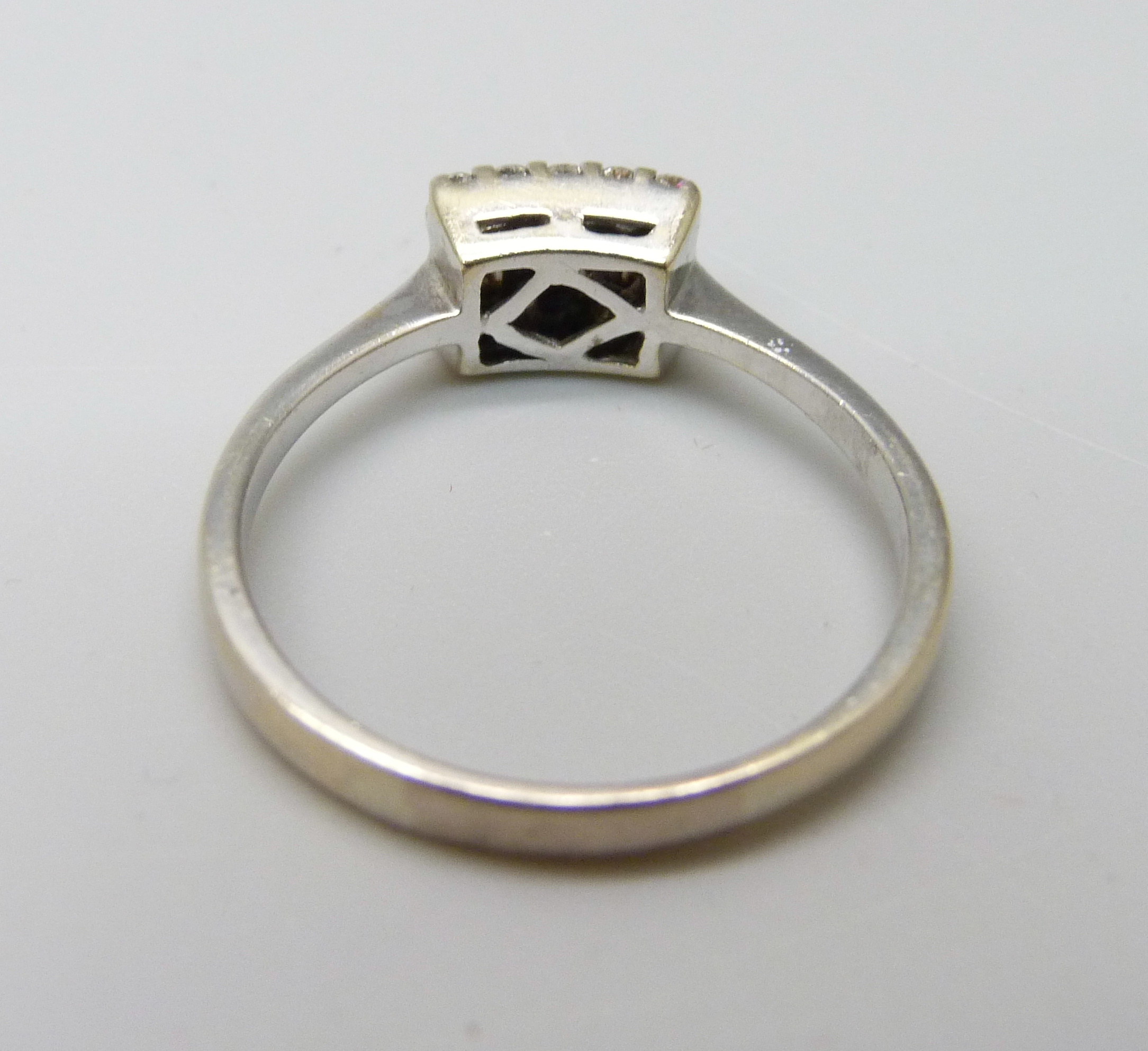 An 18ct white gold and diamond ring, 3.5g, R - Image 3 of 3