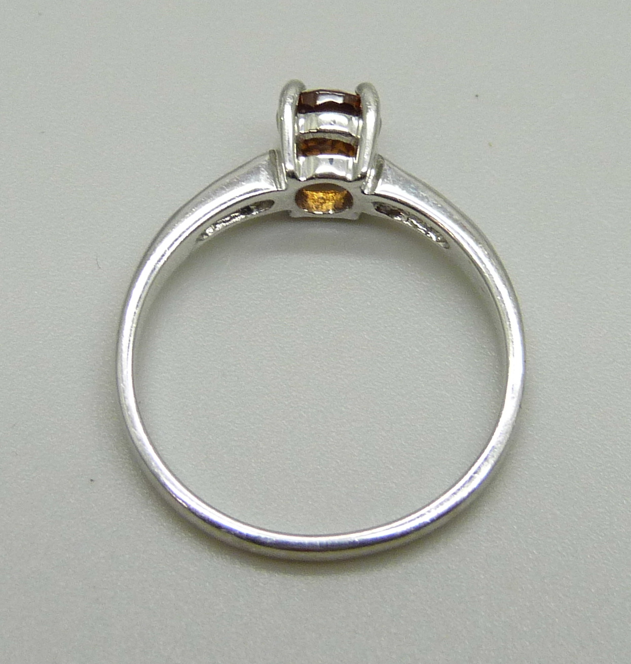 A 9ct white gold and stone set ring, 2.2g, N - Image 4 of 4