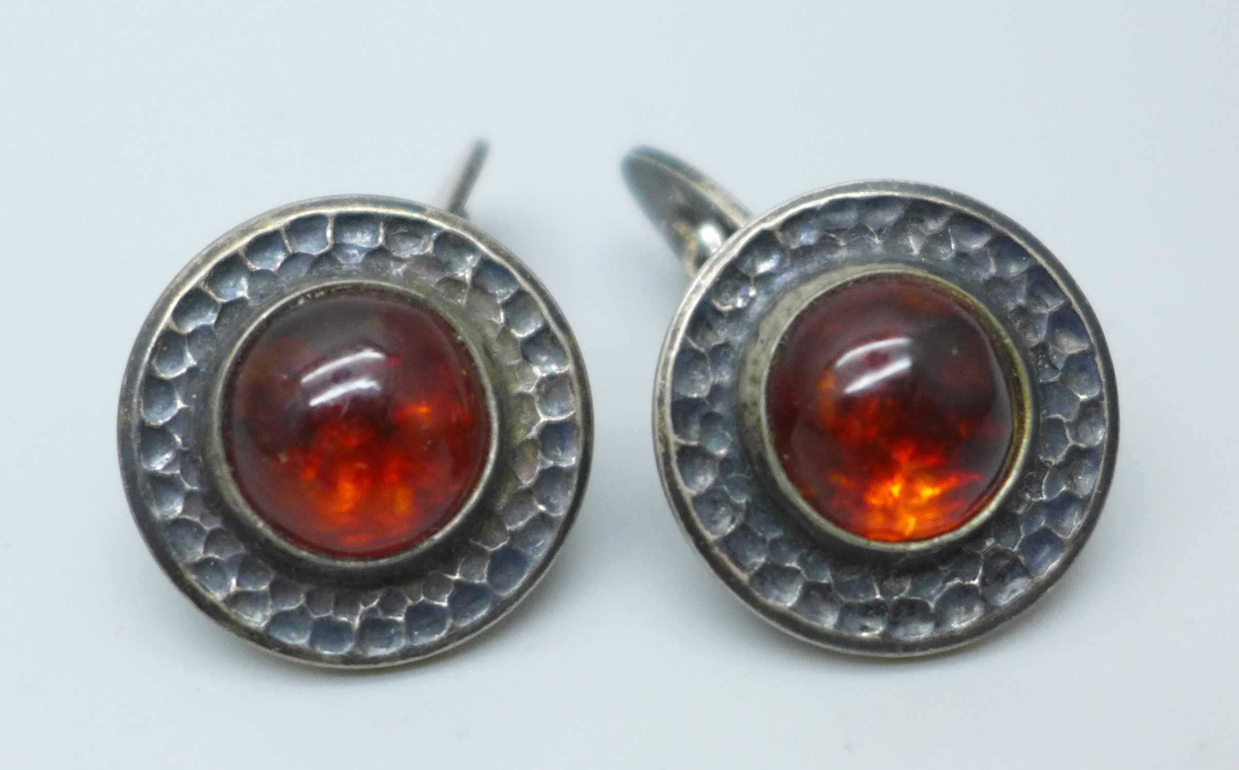 A pair of silver and amber cabochon cufflinks and other vintage costume jewellery - Image 7 of 9