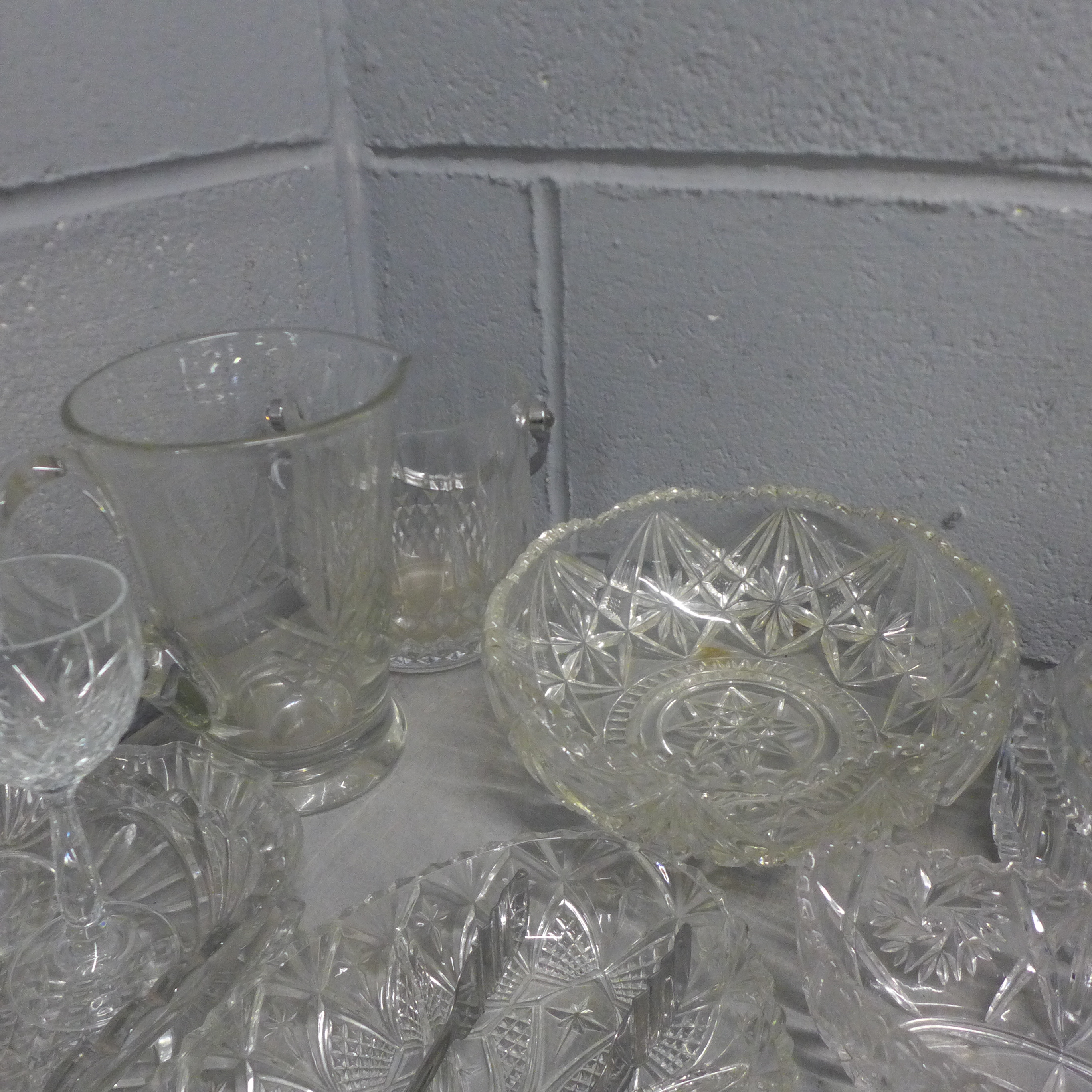 A quantity of cut glass and crystal, 2 boxes **PLEASE NOTE THIS LOT IS NOT ELIGIBLE FOR POSTING - Bild 4 aus 9