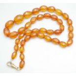 A string of amber beads, 41g