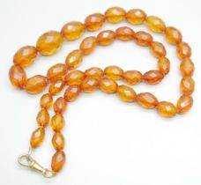 A string of amber beads, 41g