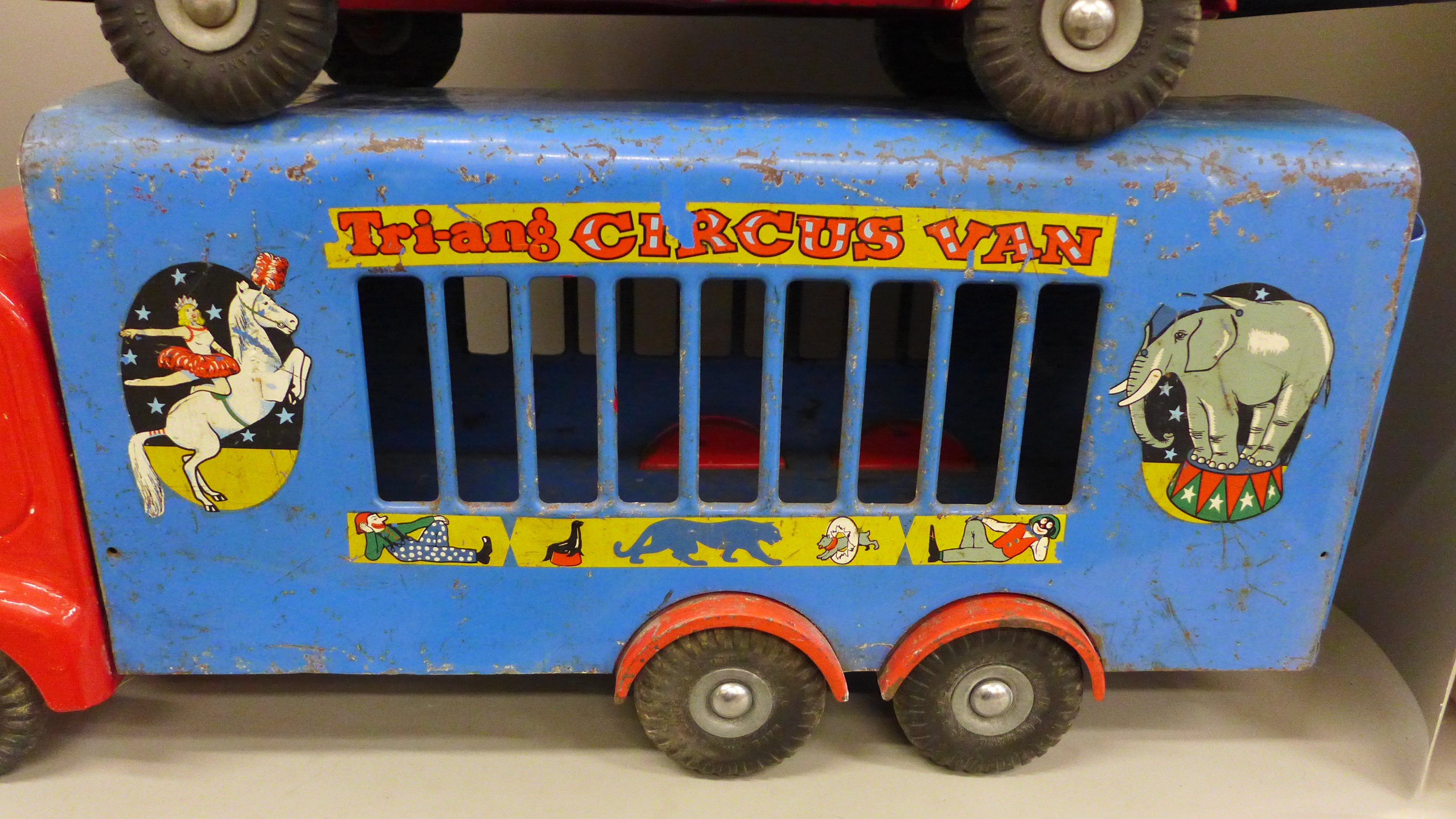 A Tri-ang tin plate Circus wagon and a Tri-ang Long Distance Transport lorry - Image 5 of 8