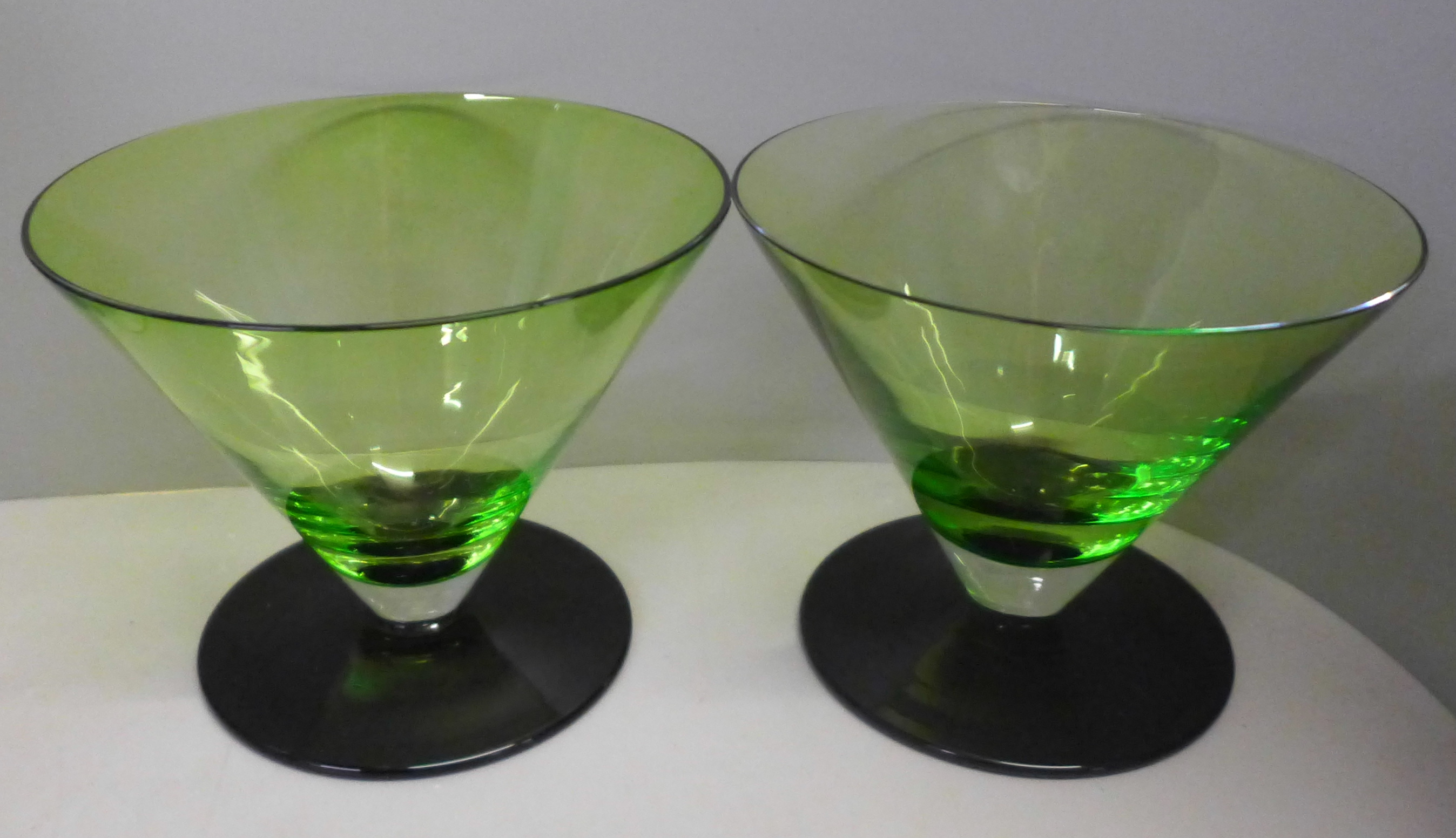 A box of mixed Studio glass, Art Deco style green and black glass cocktail glasses, vases, etc. (15) - Bild 4 aus 9