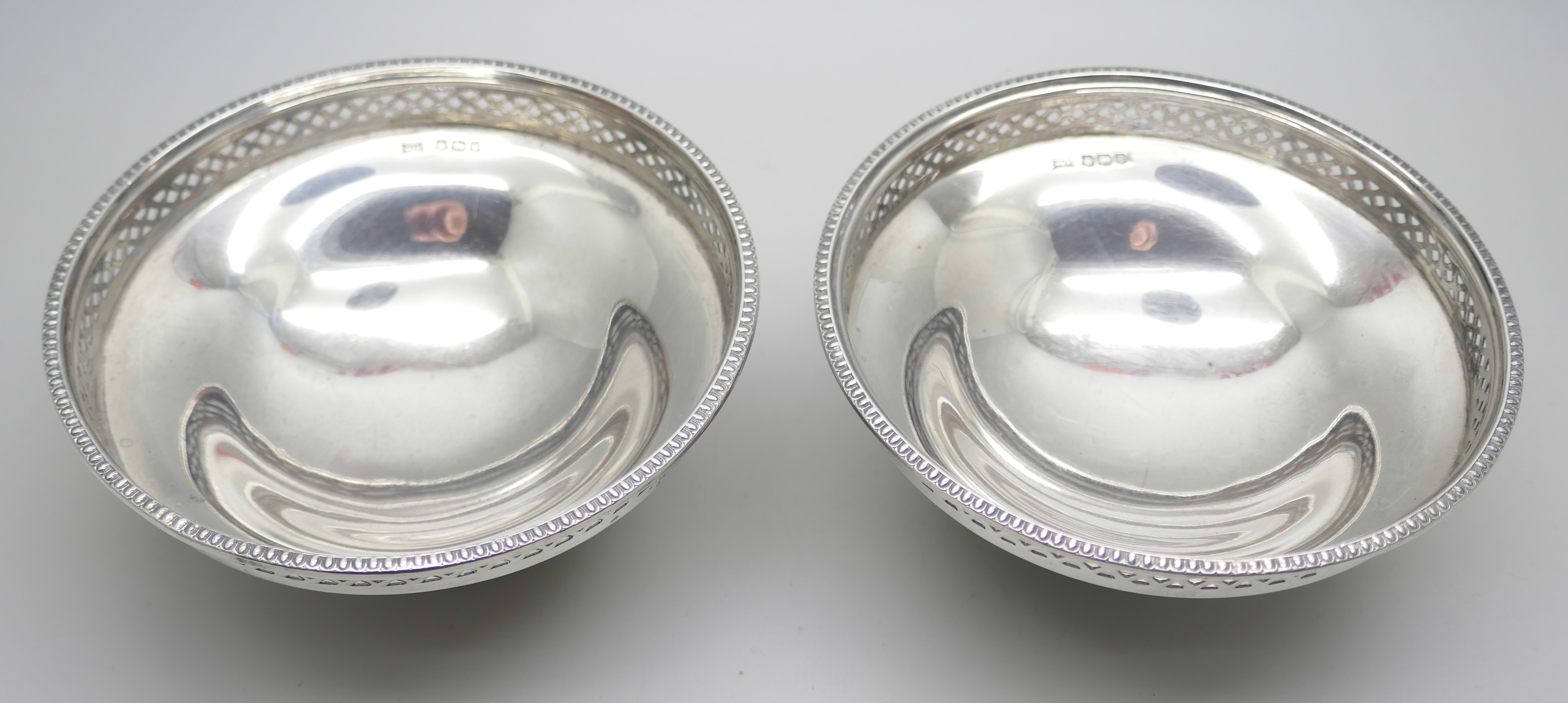 A pair of small pierced silver comports. Sheffield 1926, 113g, diameter 9.5cm - Image 3 of 5