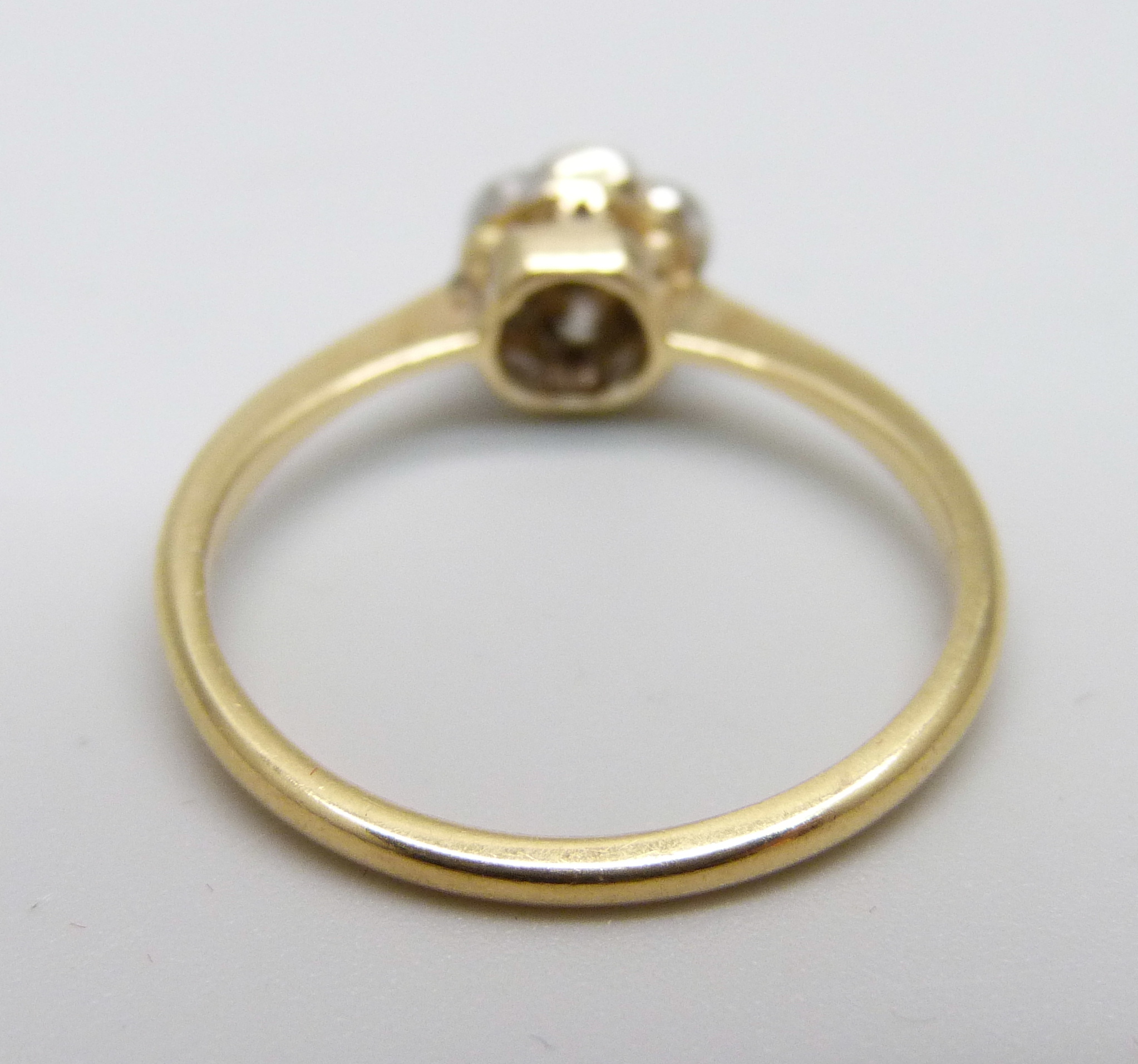 A yellow metal and diamond daisy cluster ring, 2.3g, P - Bild 3 aus 3