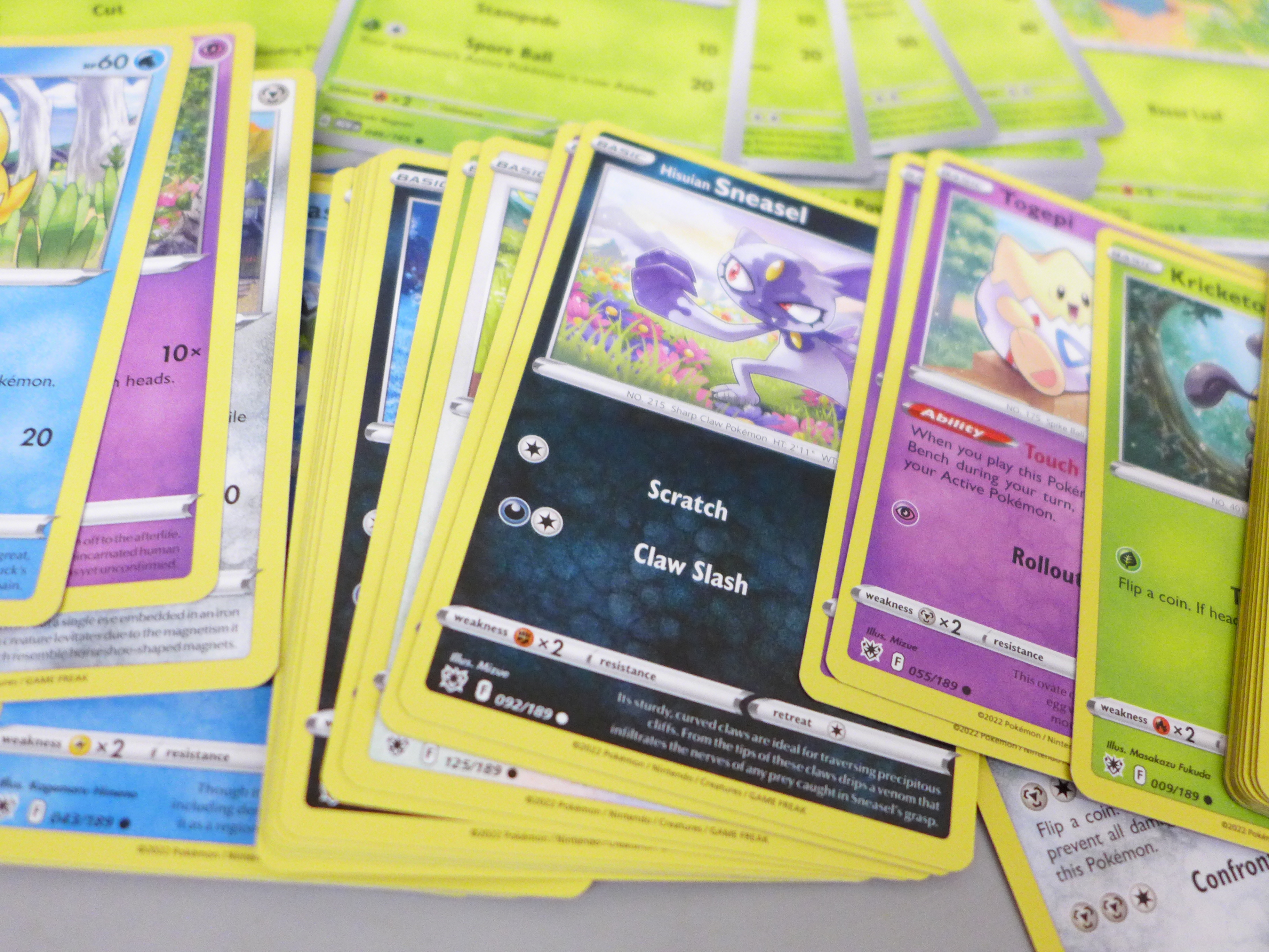 500 x Pokemon cards, including 30 holographic cards, various sets in collectors boxes - Image 4 of 4