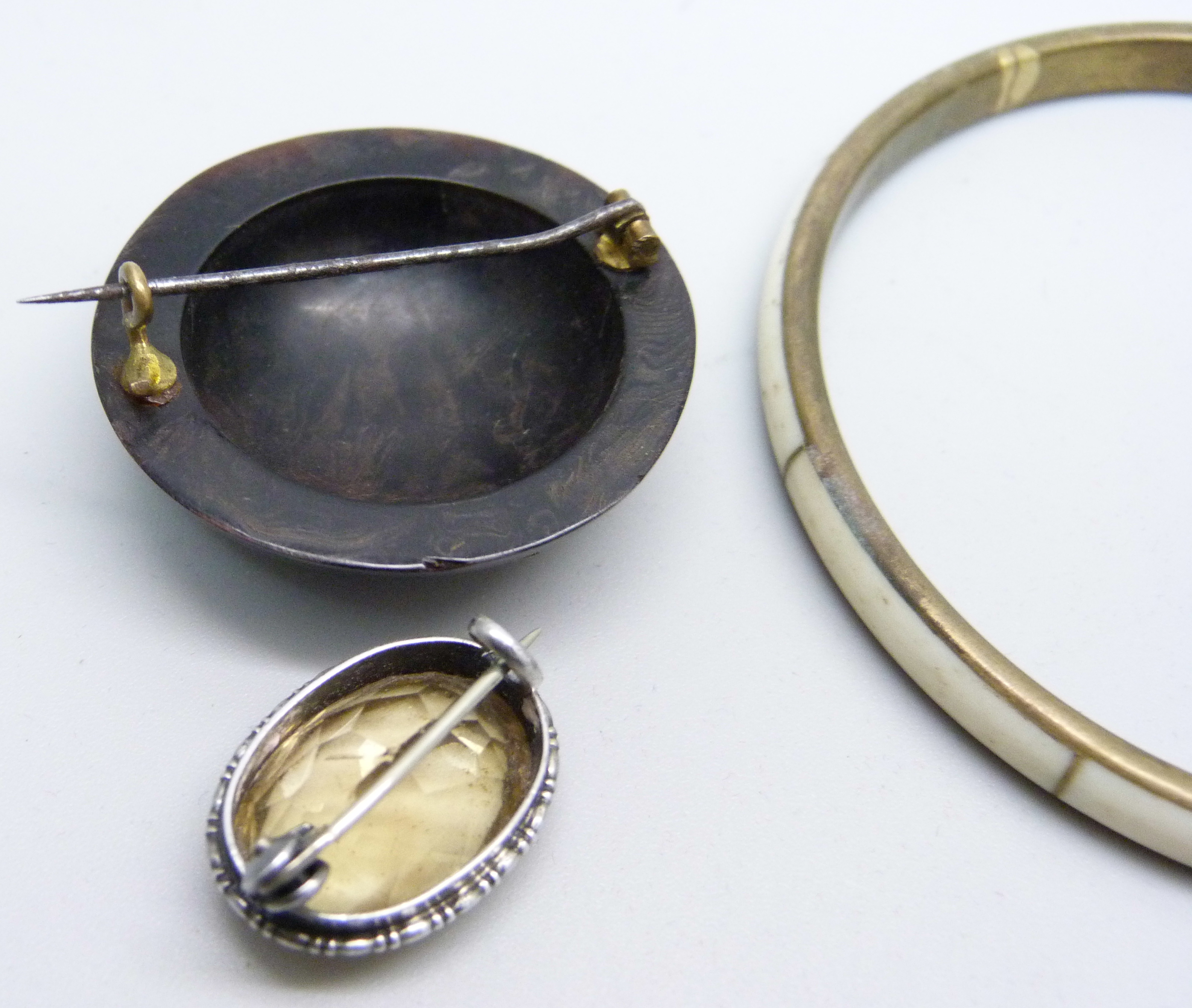 Jewellery comprising a tortoiseshell pique brooch, a pair of red stone earrings, a jet brooch, a - Image 4 of 7