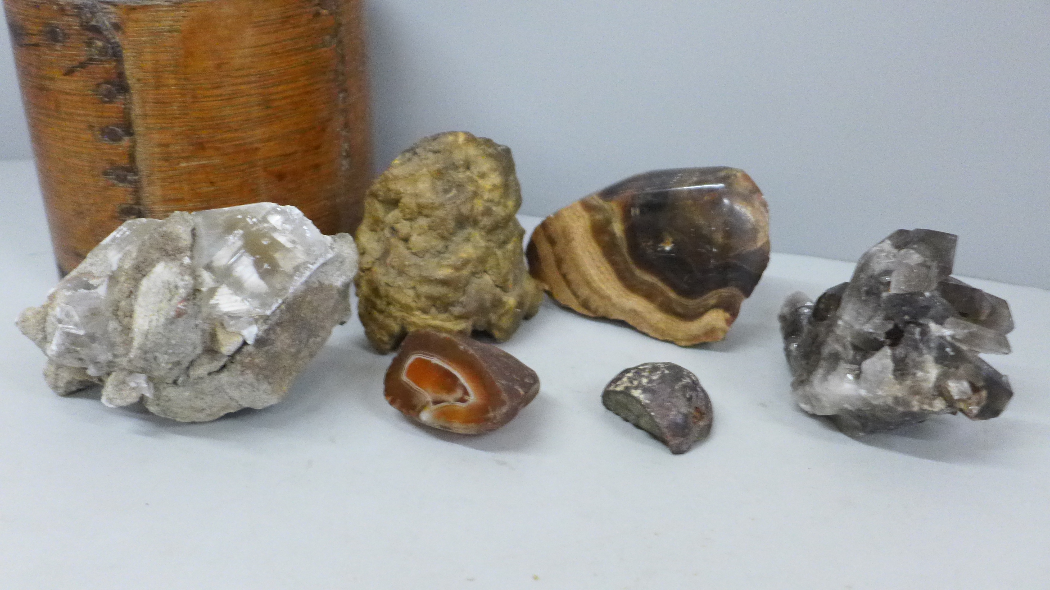 A collection of mineral samples, smoky quartz fossil, agate, etc., seven in total - Image 4 of 4