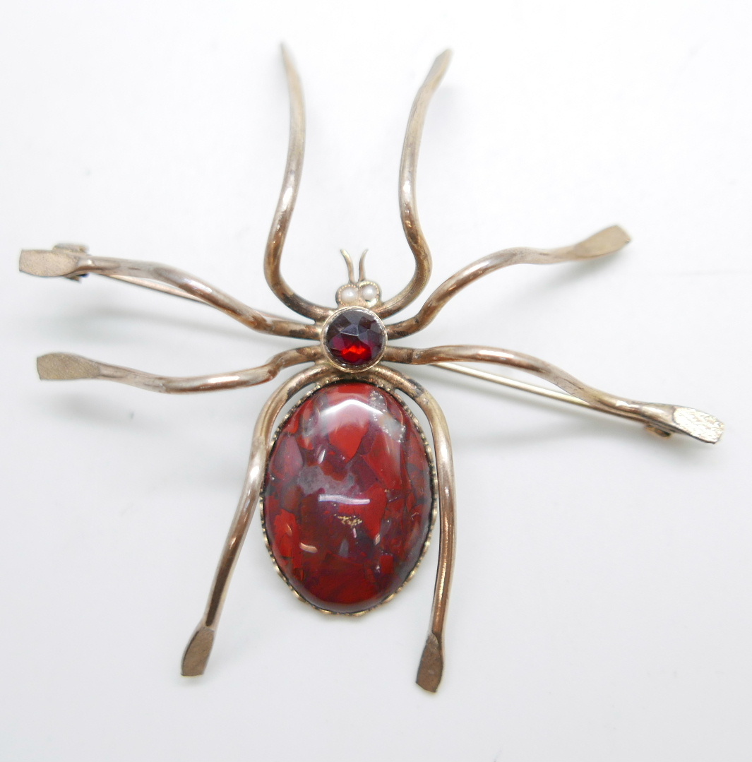 A large plated silver spider brooch, set with agate, faceted garnet and pearl eyes - Image 2 of 4