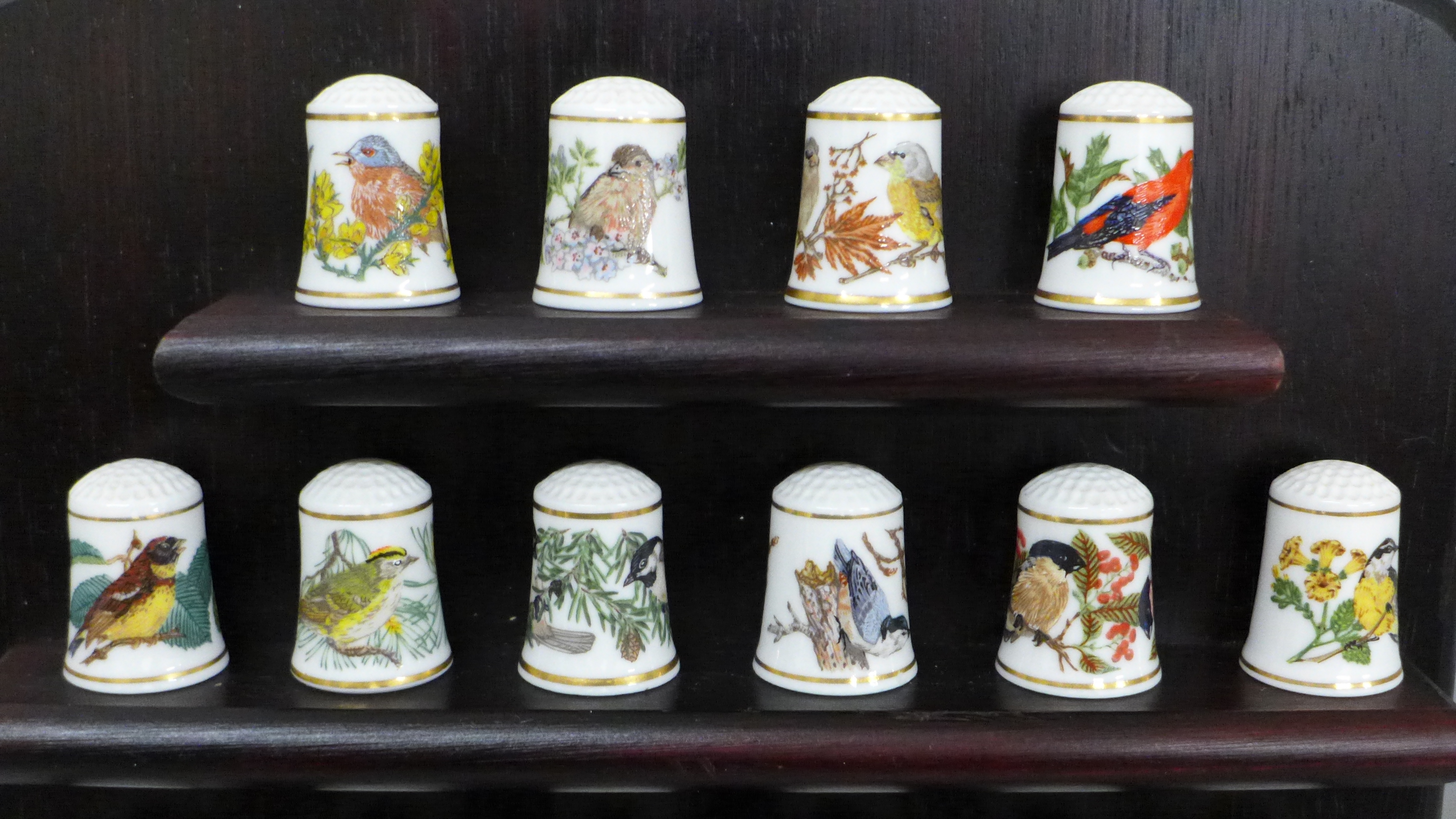 A Franklin Mint set of thimbles, Songbirds of the World, 22 thimbles on a wooden stand - Image 2 of 4