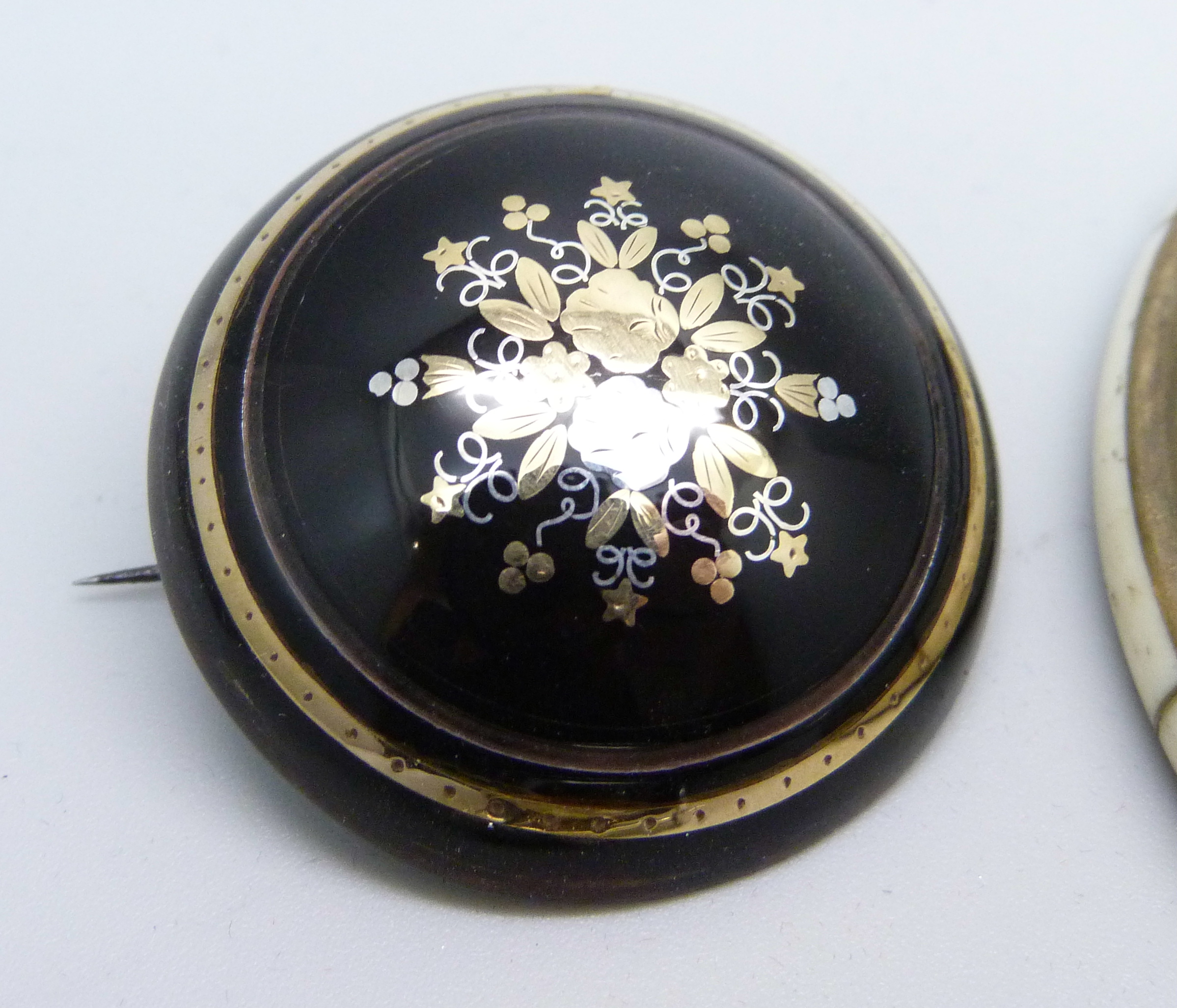 Jewellery comprising a tortoiseshell pique brooch, a pair of red stone earrings, a jet brooch, a - Image 3 of 7