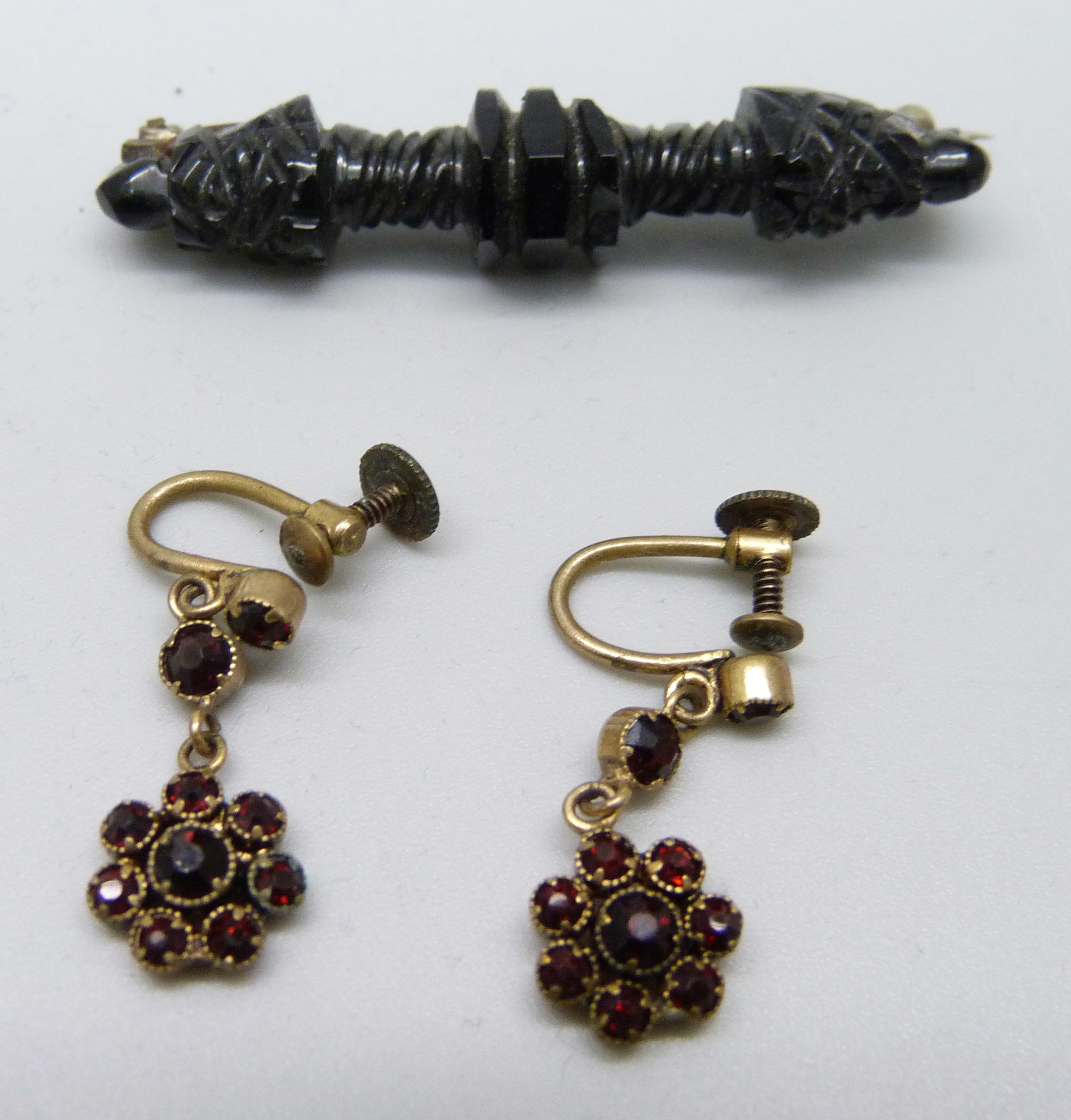 Jewellery comprising a tortoiseshell pique brooch, a pair of red stone earrings, a jet brooch, a - Image 5 of 7