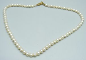 A pearl necklace with a 9ct gold clasp, 37cm