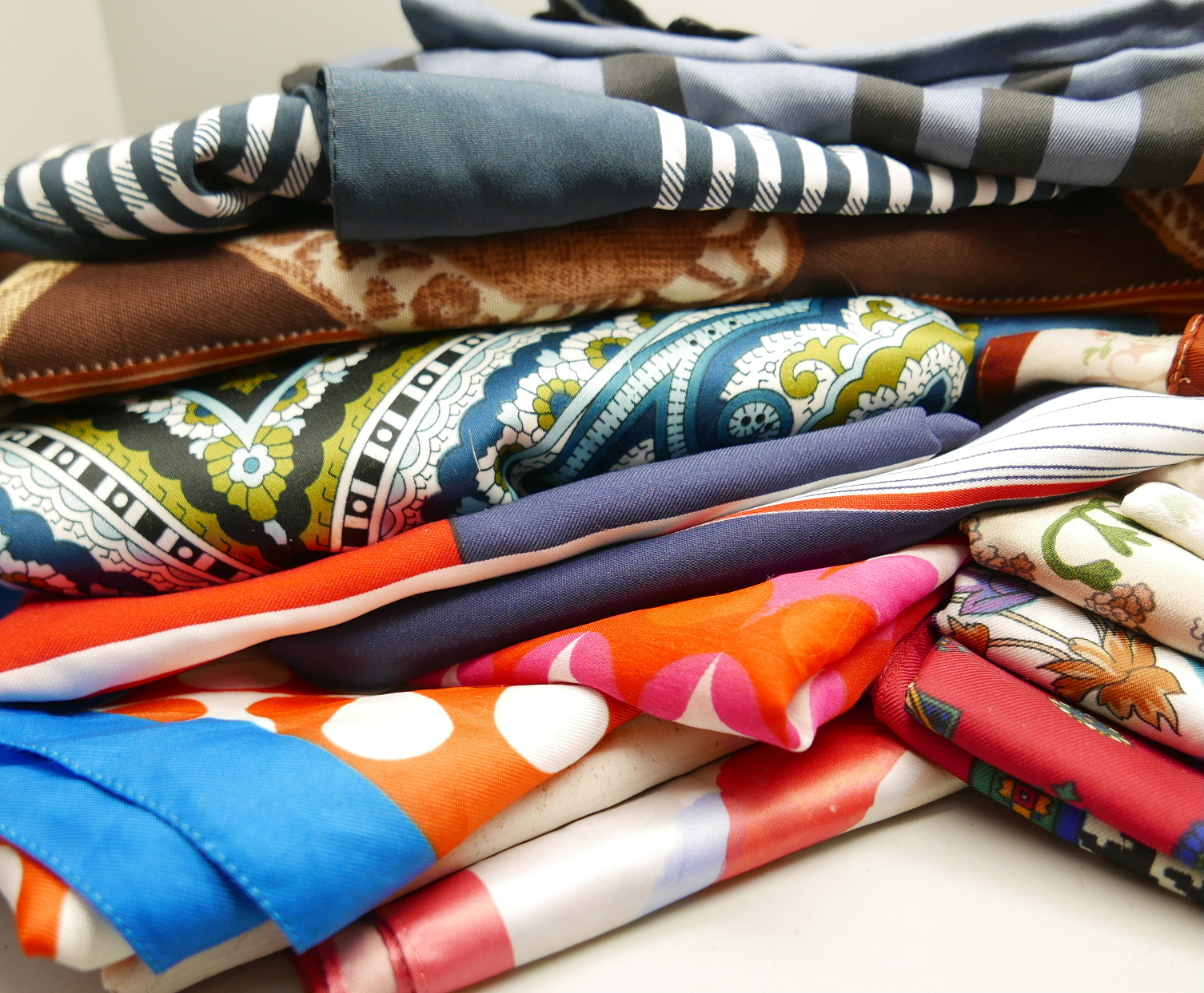 A collection of designer scarves including Leonardi, Roberta, Aveda x Philip Lin, Jacqmar, Monique - Image 2 of 5