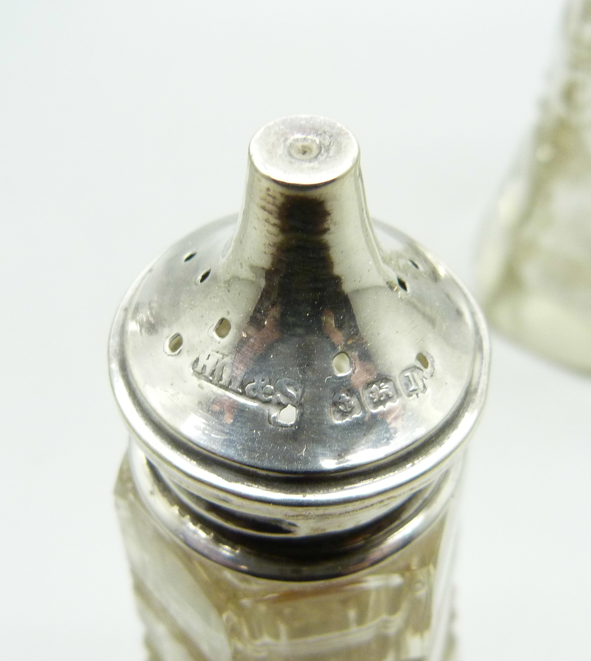 A silver top cut glass shaker, Birmingham 1934, a pair of silver topped salts and a silver mounted - Image 3 of 5
