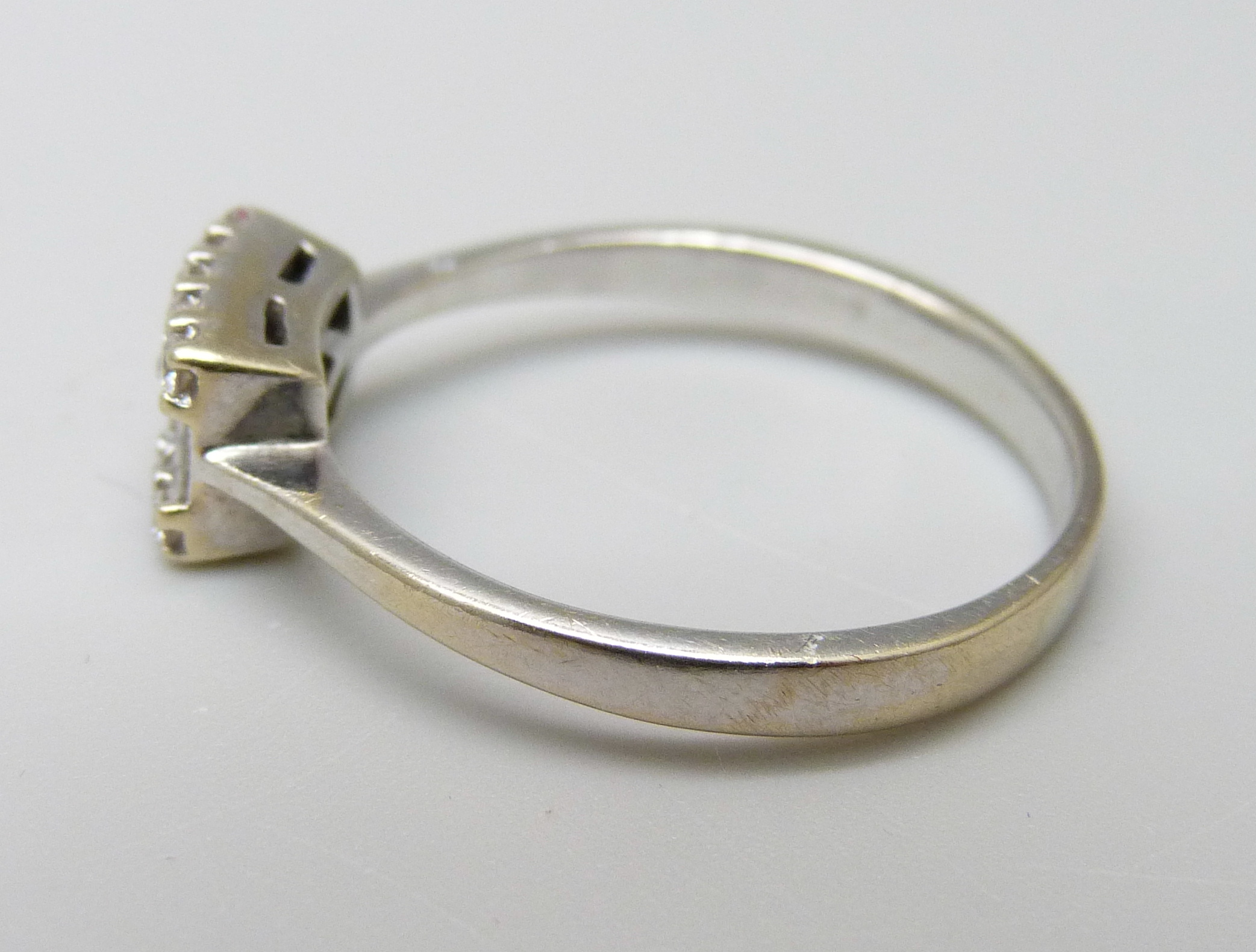 An 18ct white gold and diamond ring, 3.5g, R - Image 2 of 3