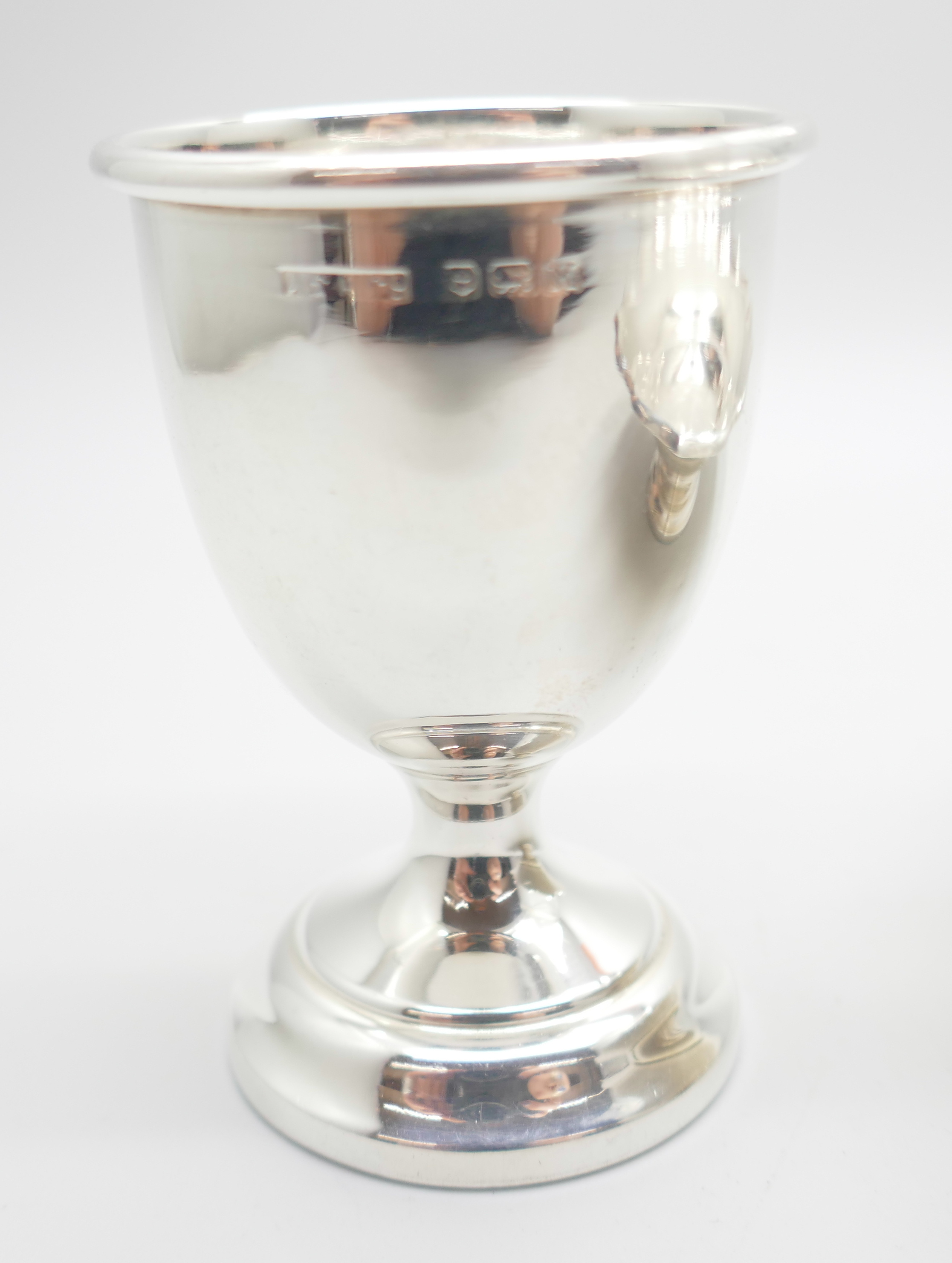 A silver dish and a silver egg cup, 104g - Image 2 of 6