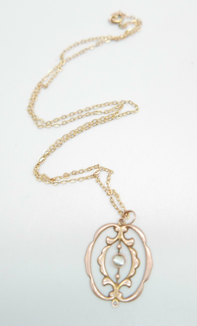 An Edwardian 9ct gold pendant and chain, 2g