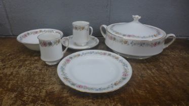 Royal Albert Belinda dinnerwares **PLEASE NOTE THIS LOT IS NOT ELIGIBLE FOR POSTING AND PACKING**