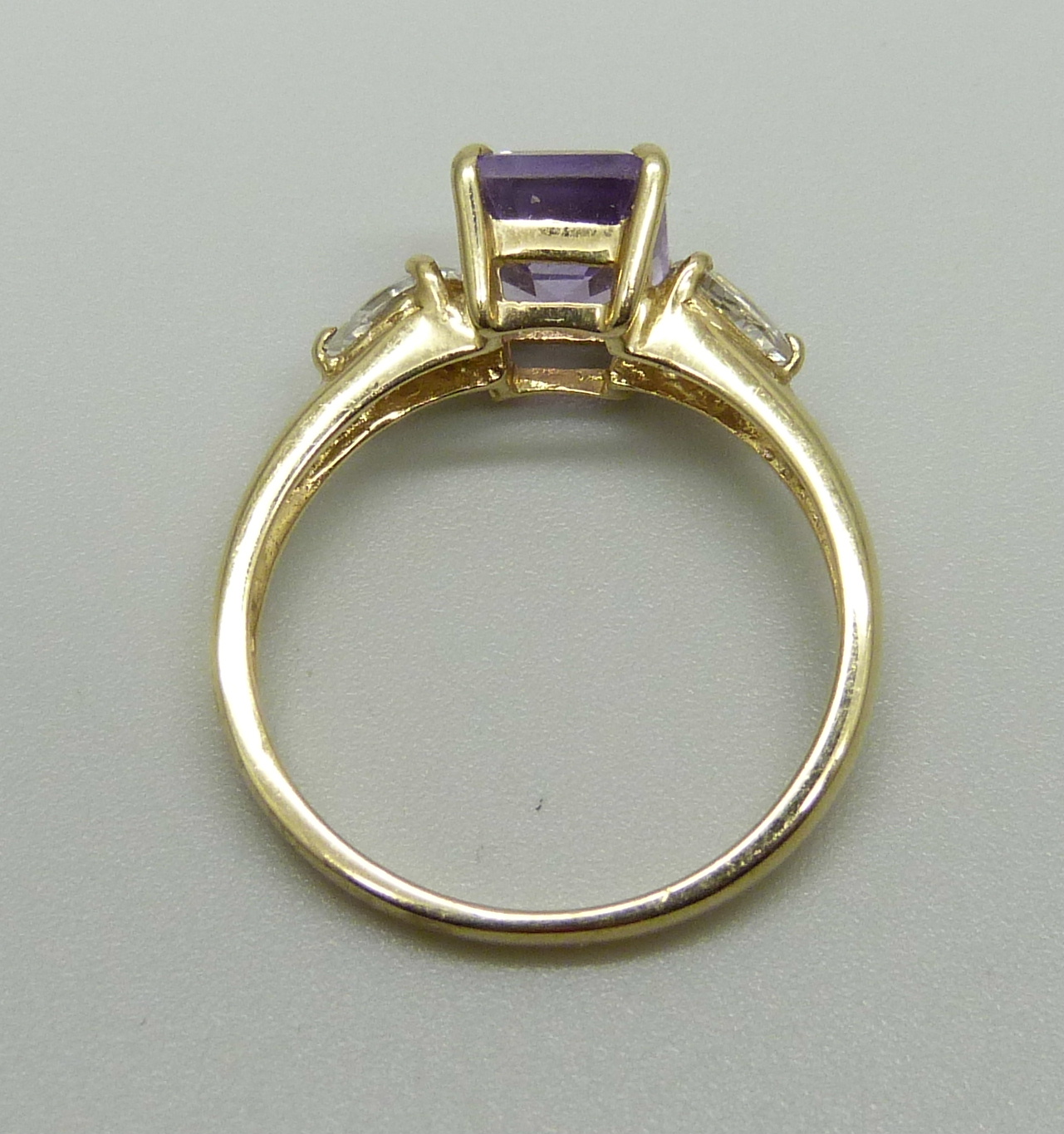 A 9ct gold ring set with a pink and two white stones, 2.3g, N - Image 3 of 3