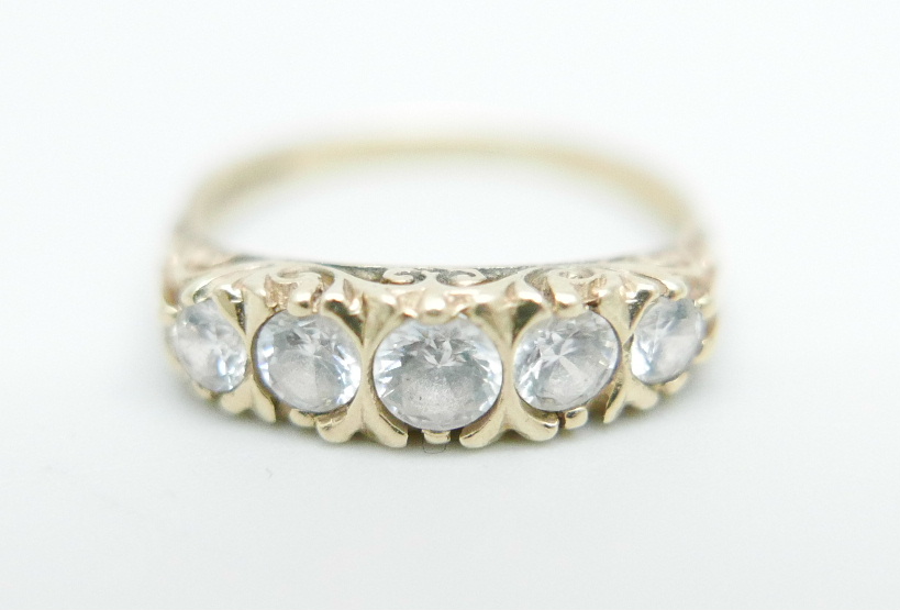 A 9ct gold ring set with white stones, 2.6g, P