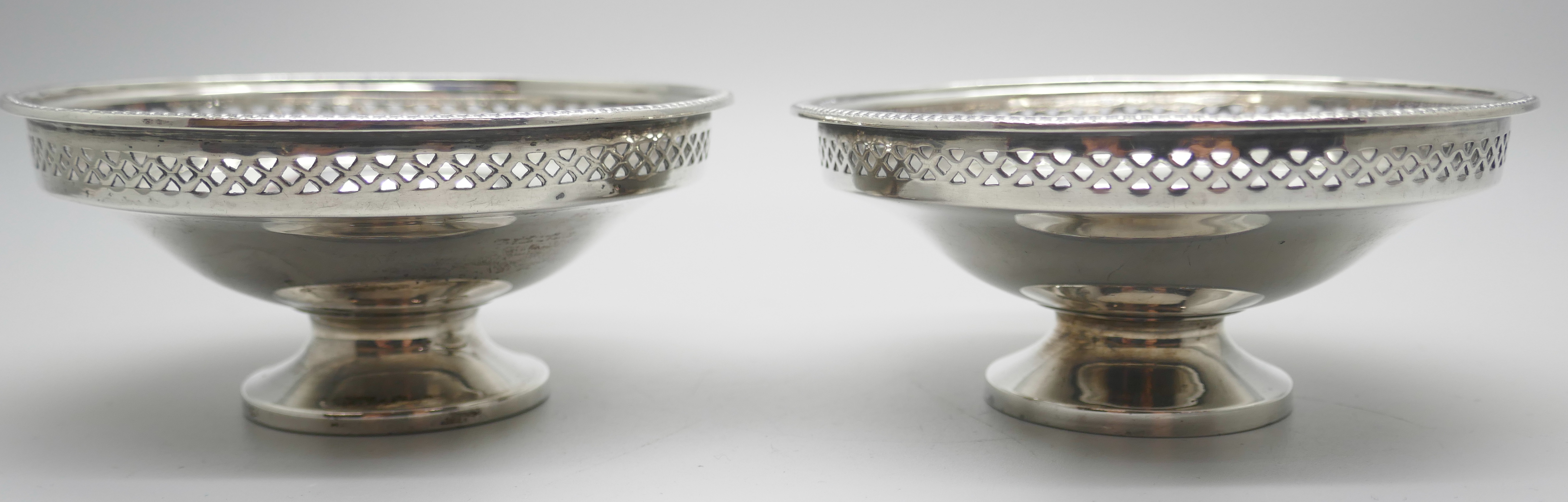 A pair of small pierced silver comports. Sheffield 1926, 113g, diameter 9.5cm - Image 2 of 5