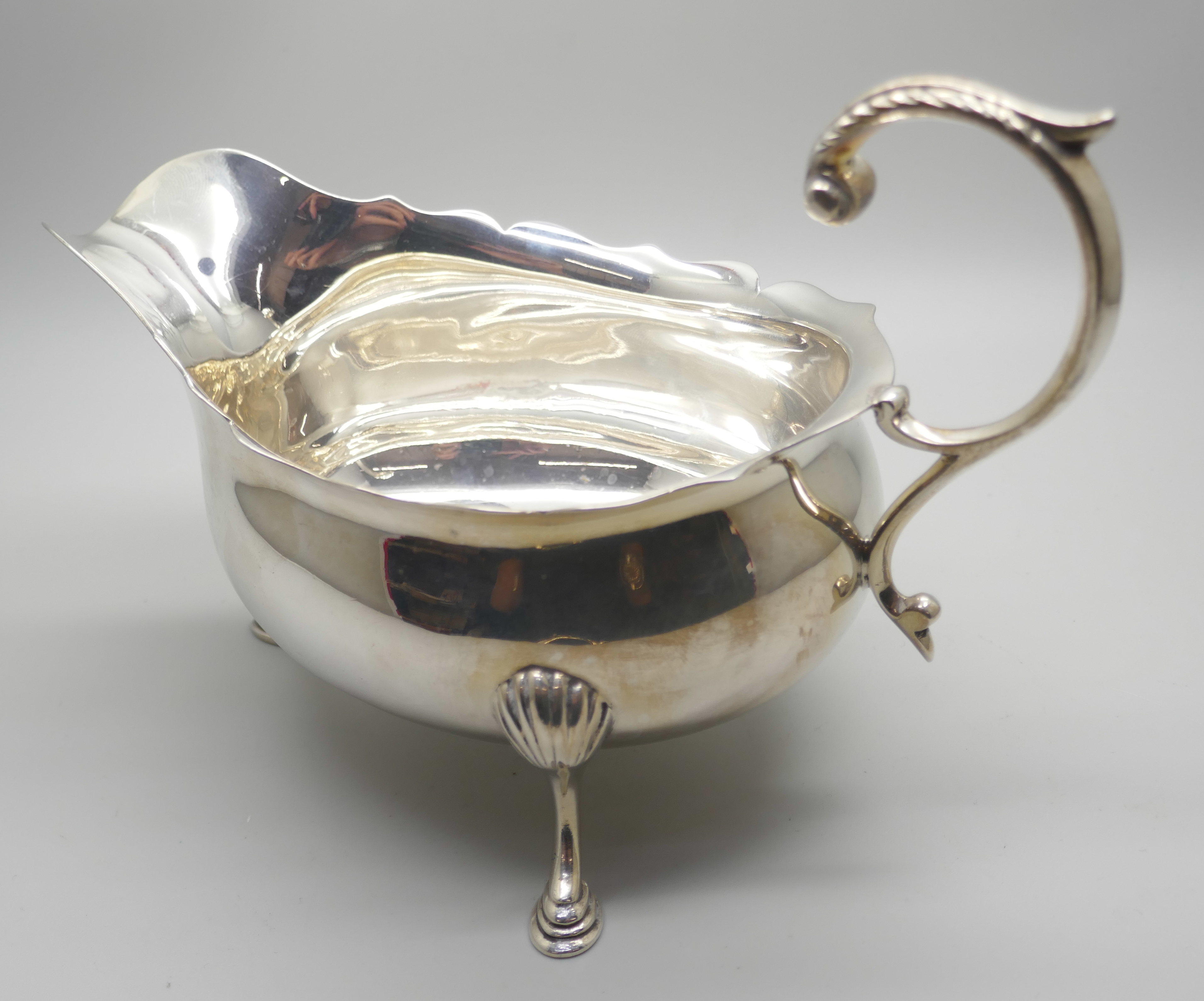 A pair of silver sauce boats, London 1934, marked Harrods, 496g - Image 3 of 5